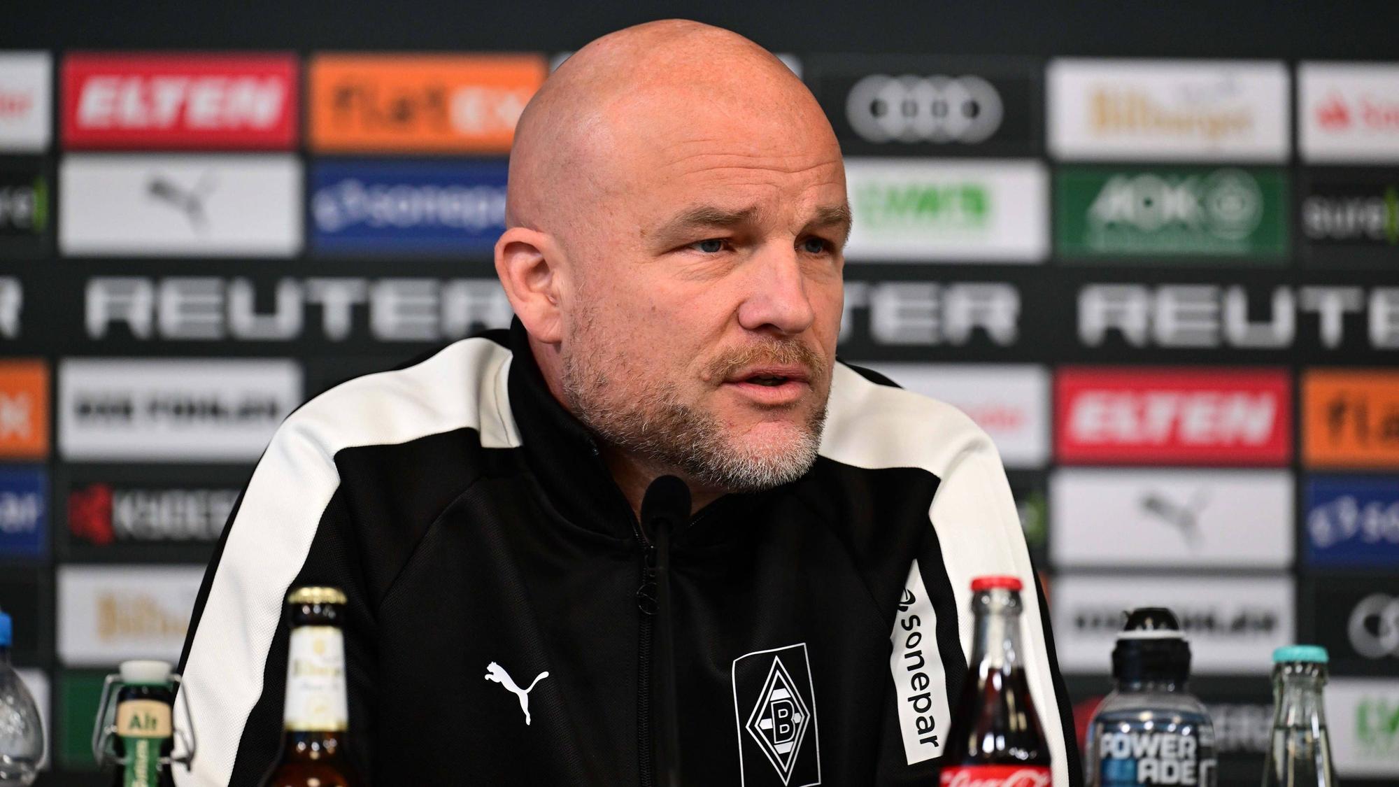 Rouven Schröder spricht auf einer Pressekonferenz zu den Journalisten.