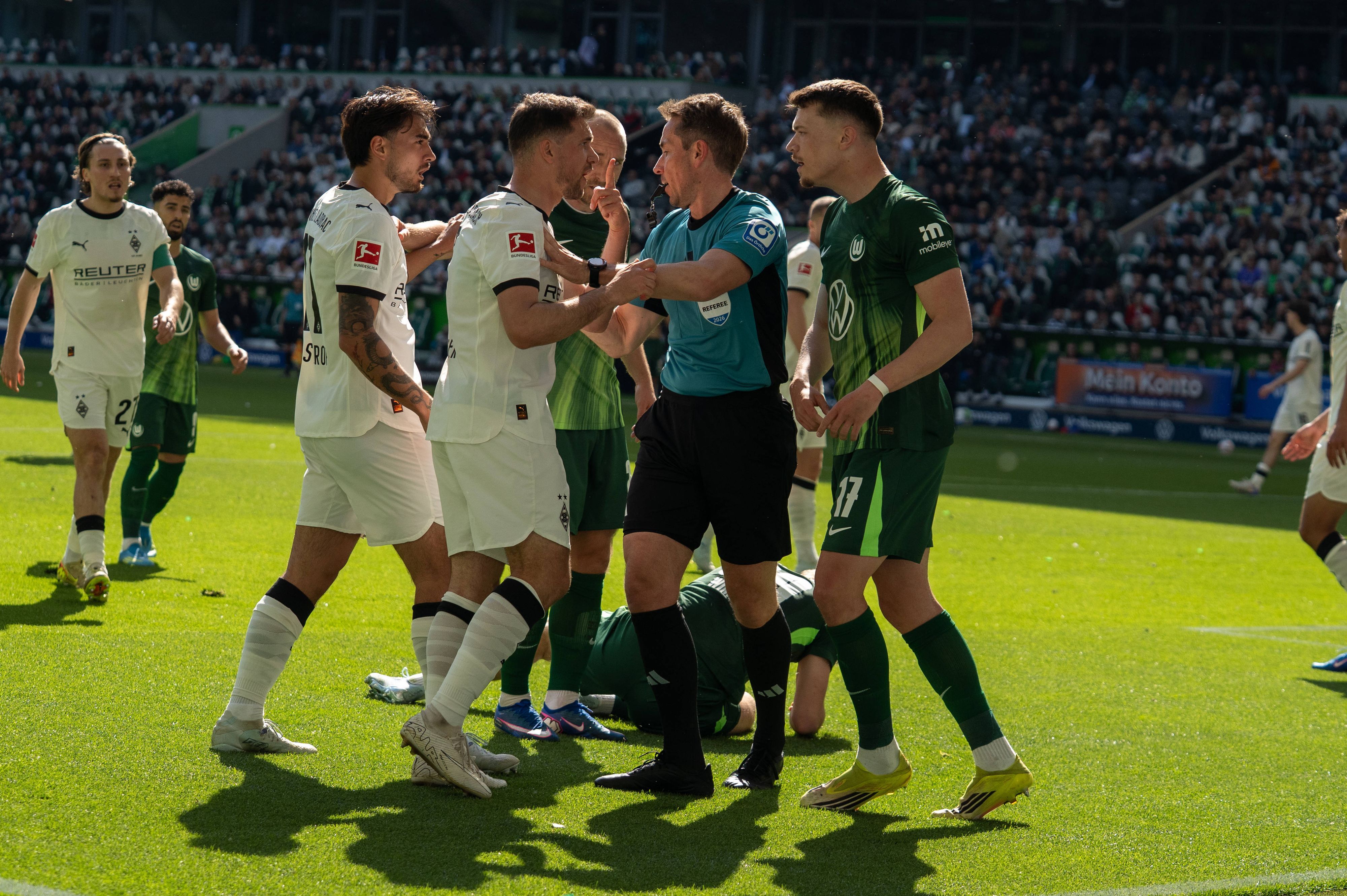Rudelbildung beim Gladbach-Spiel in Wolfsburg.