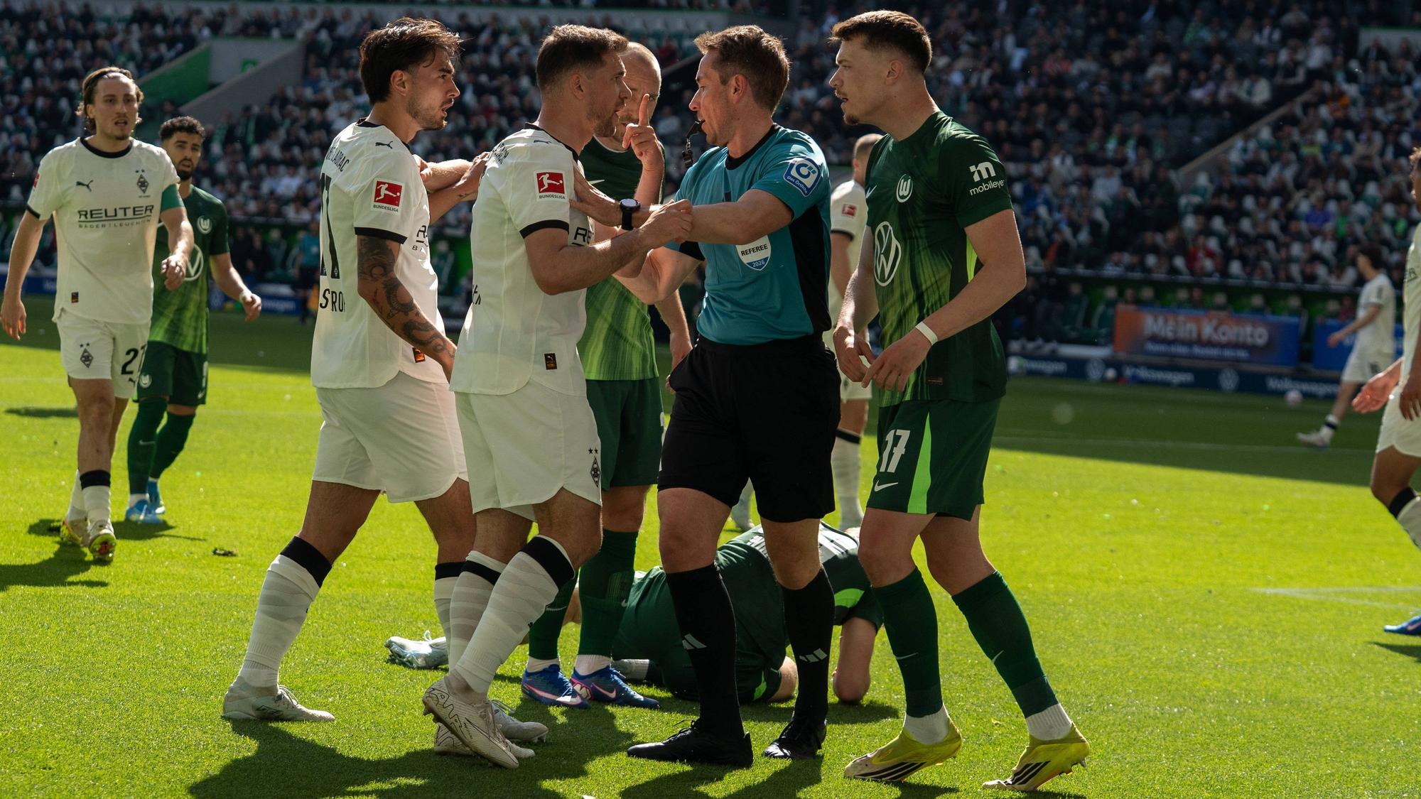 Rudelbildung beim Gladbach-Spiel in Wolfsburg.