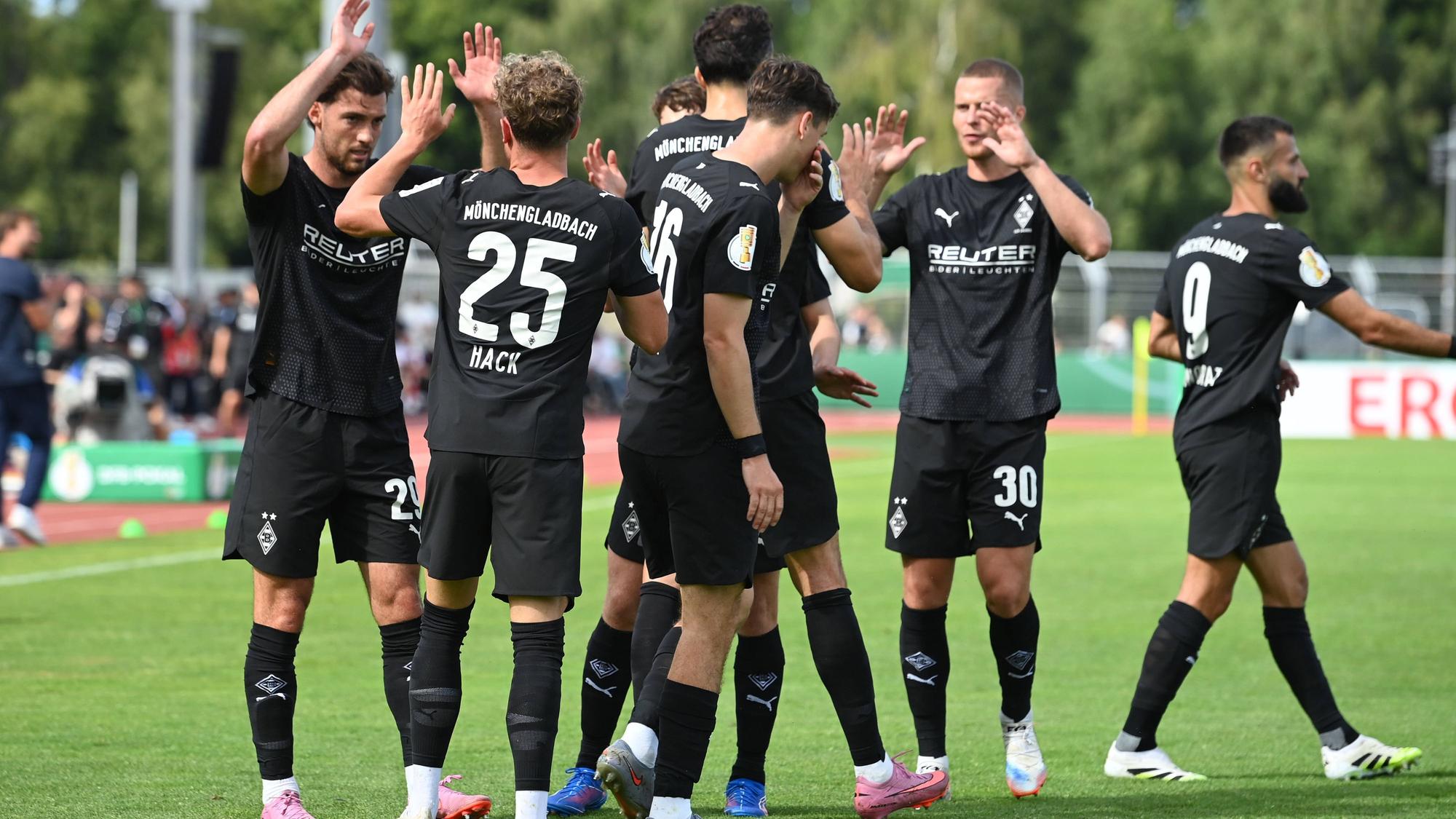 ROBIN HACK und Fußballspieler beim Jubel