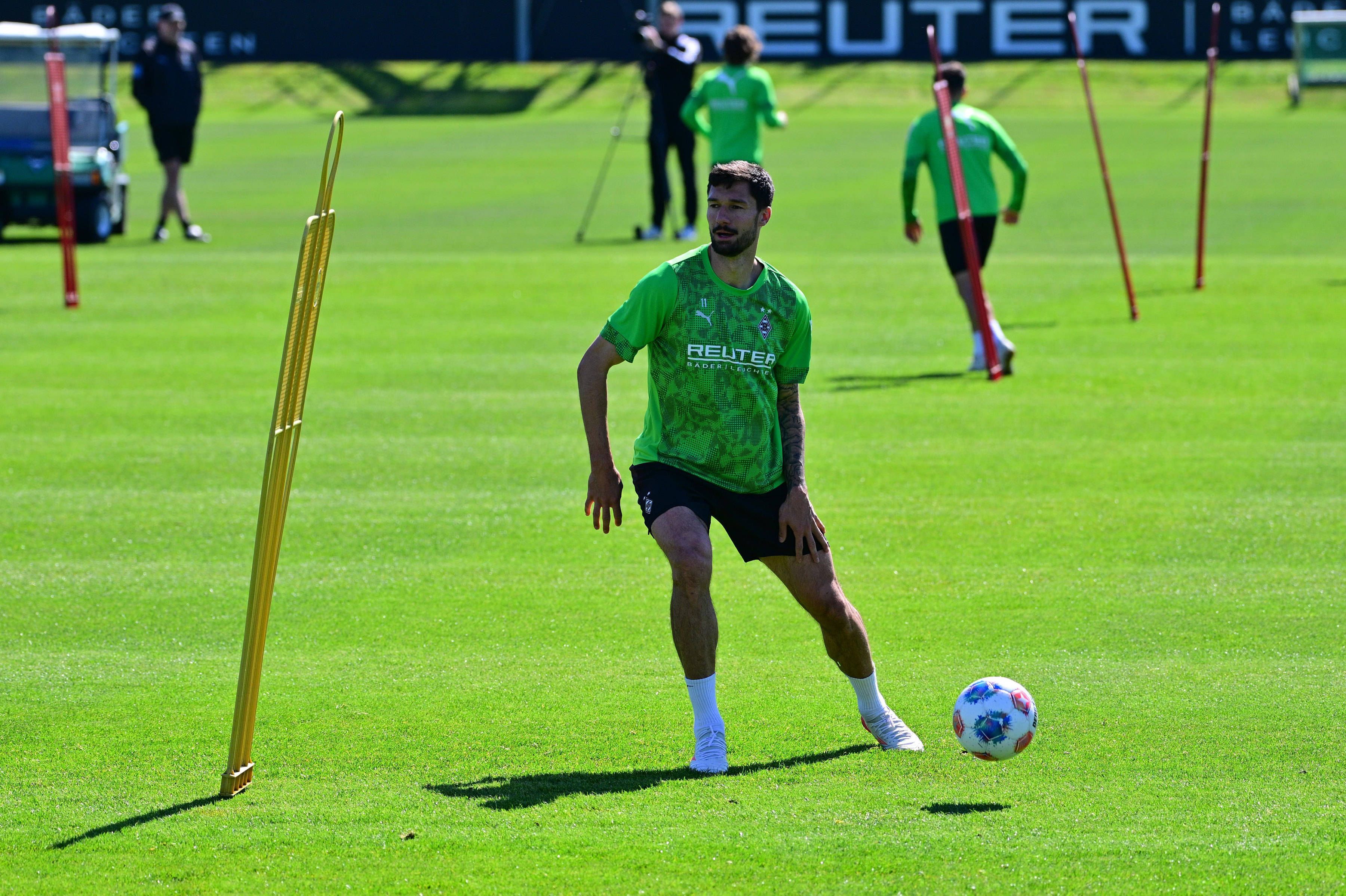 Tim Kleindienst im Gladbach-Training mit dem Ball am Fuß.