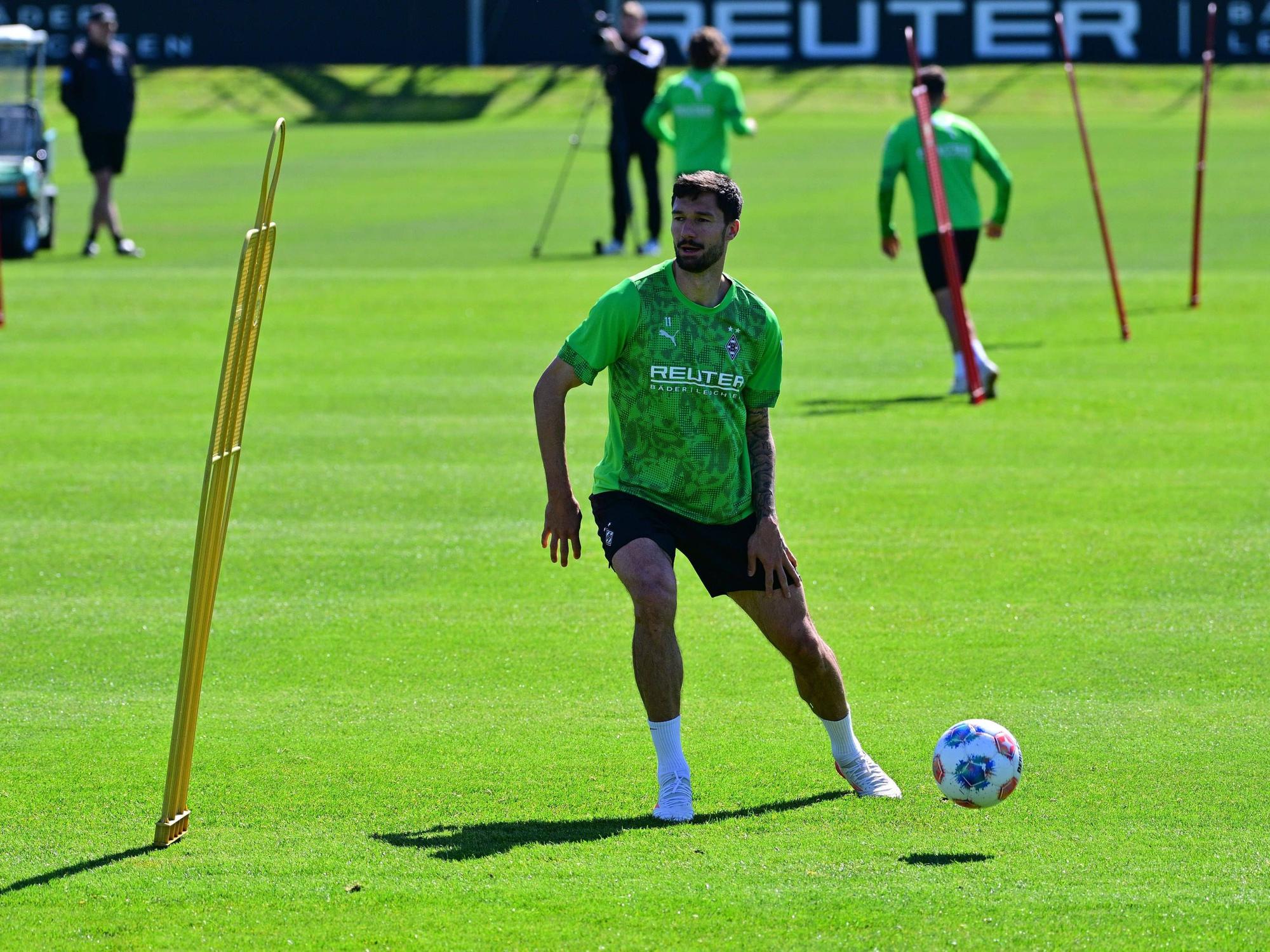Tim Kleindienst im Gladbach-Training mit dem Ball am Fuß.