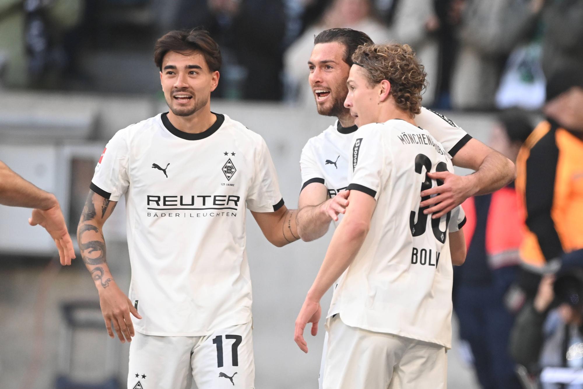 Joe Scally (M.), Jens Castrop (l.) und Hugo Bolin jubeln gemeinsam nach einem Treffer.