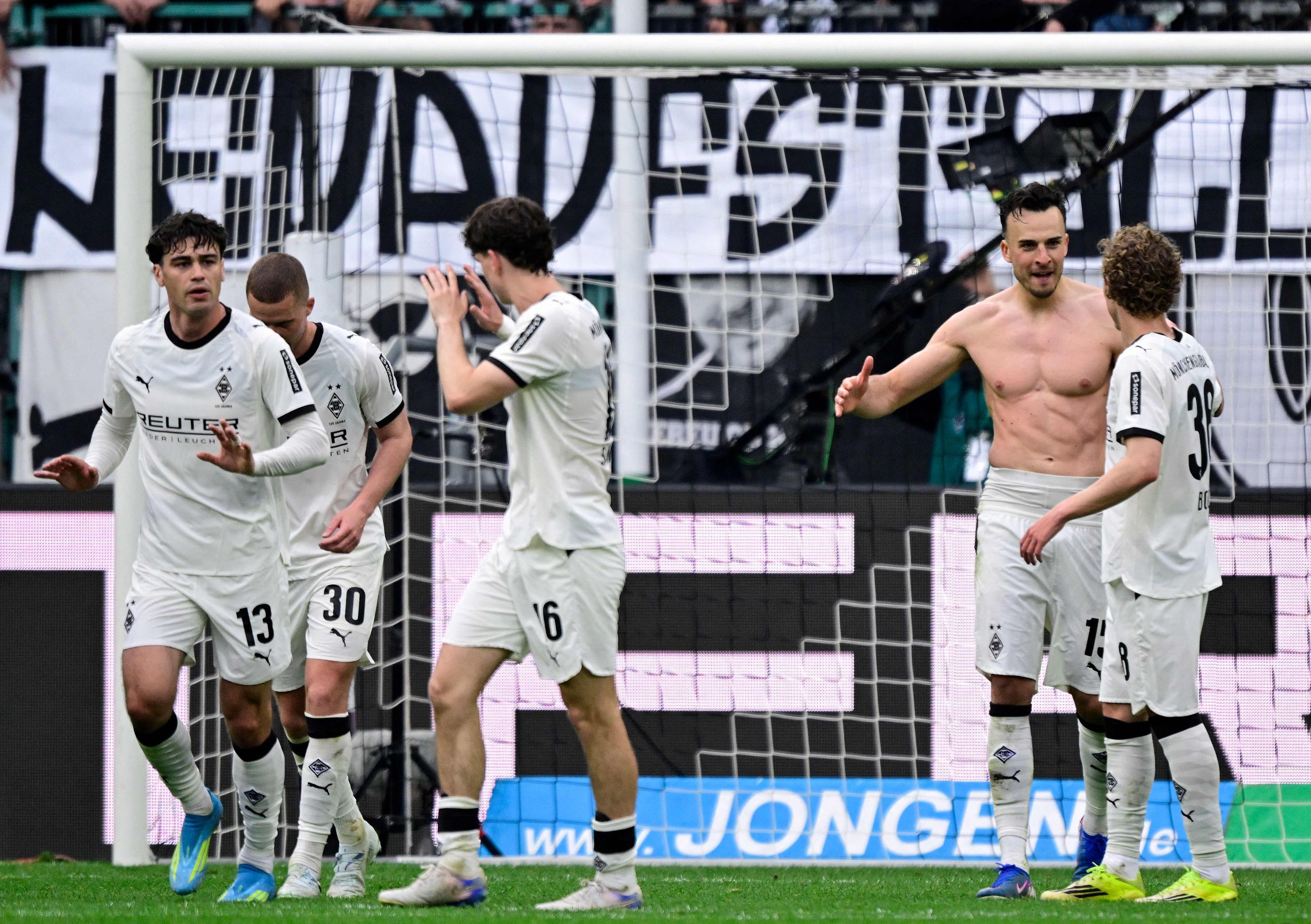 Torjubel bei den Gladbach-Profis.