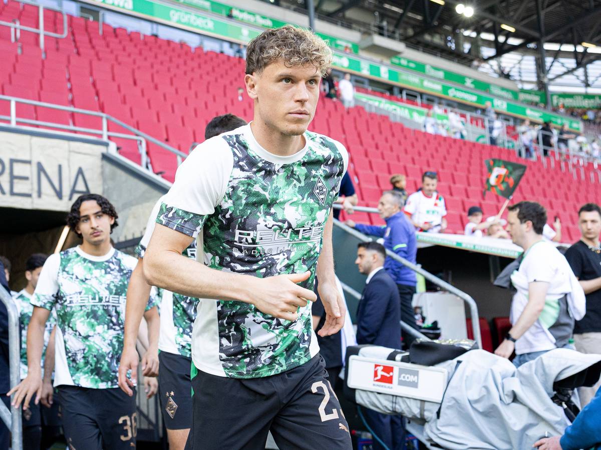 Die Spieler von Borussia Mönchengladbach kommen zum Aufwärmen auf den Platz.