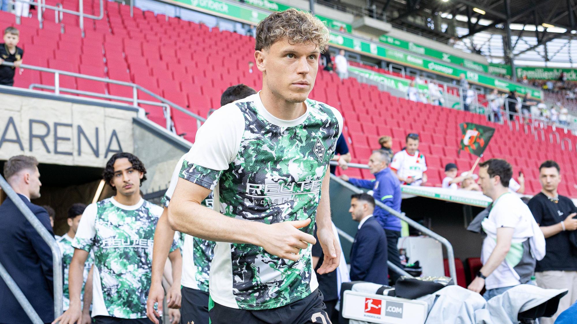 Die Spieler von Borussia Mönchengladbach kommen zum Aufwärmen auf den Platz.