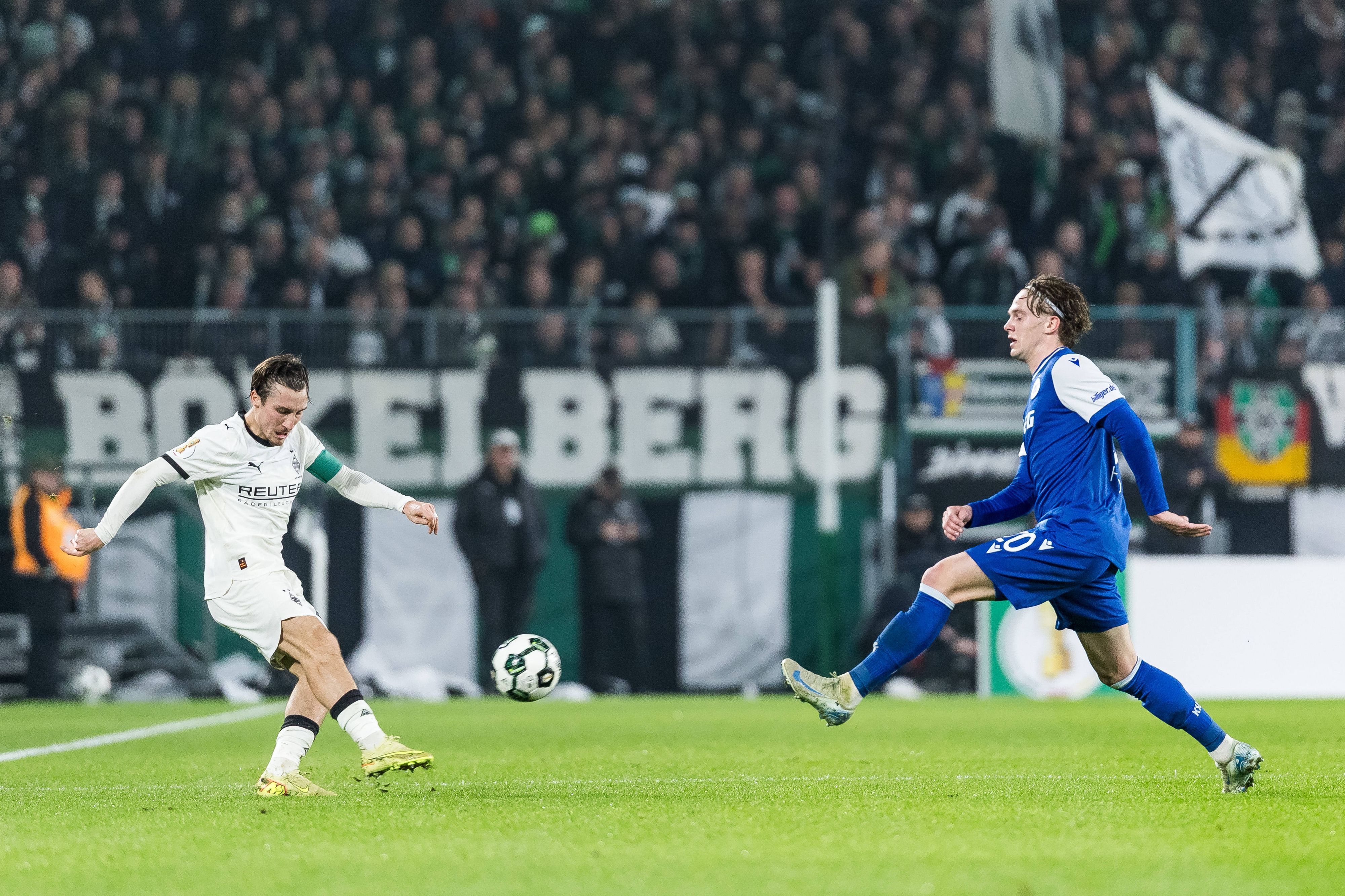 David Herold (r.) versucht, Rocco Reitz am Passen zu hindern.