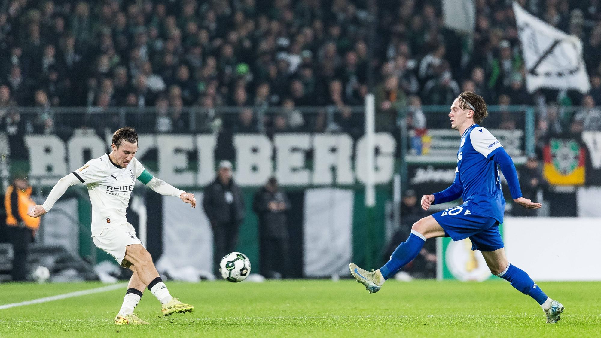 David Herold (r.) versucht, Rocco Reitz am Passen zu hindern.