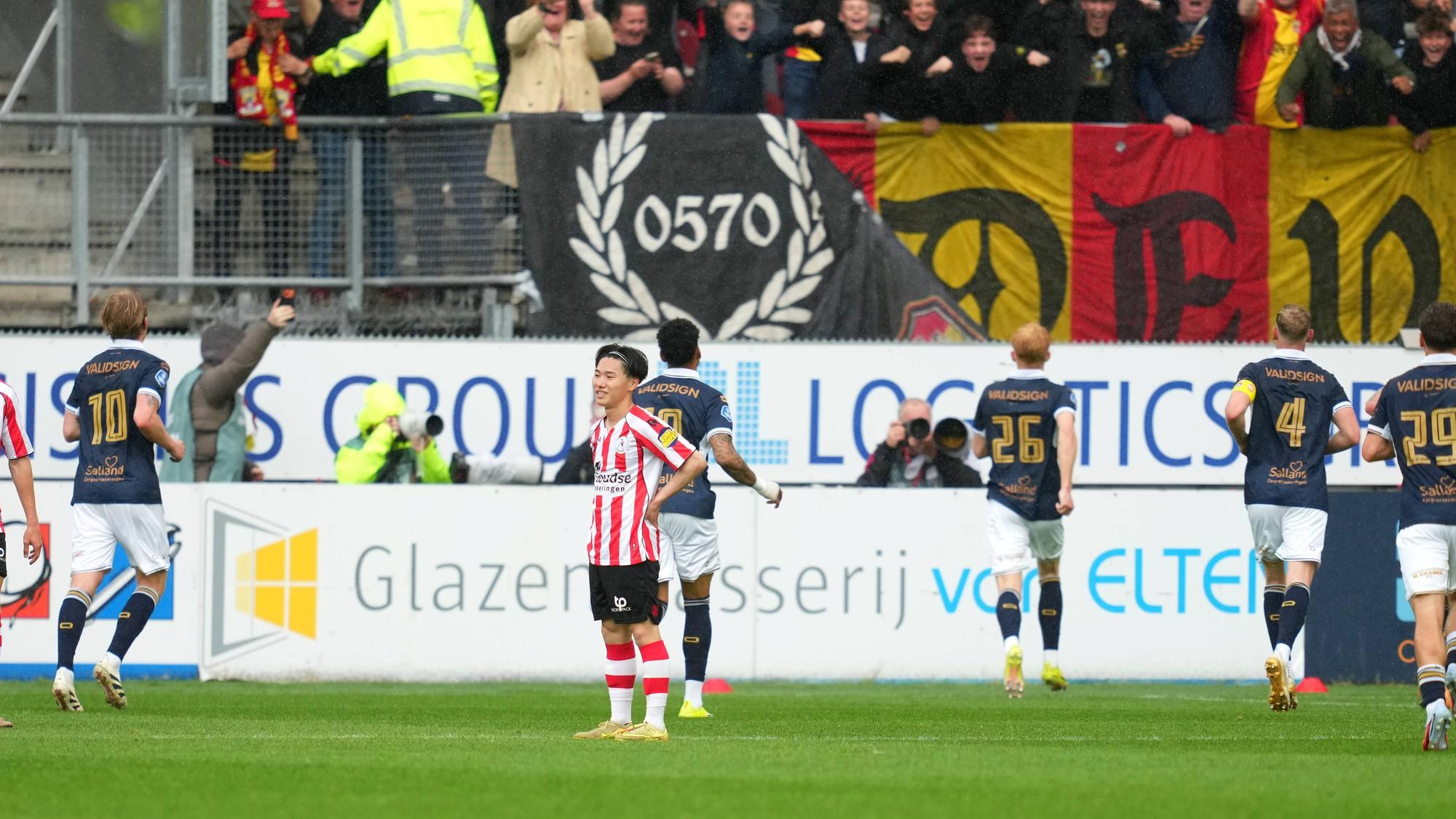 Shunsuke Mito steht auf dem Platz.