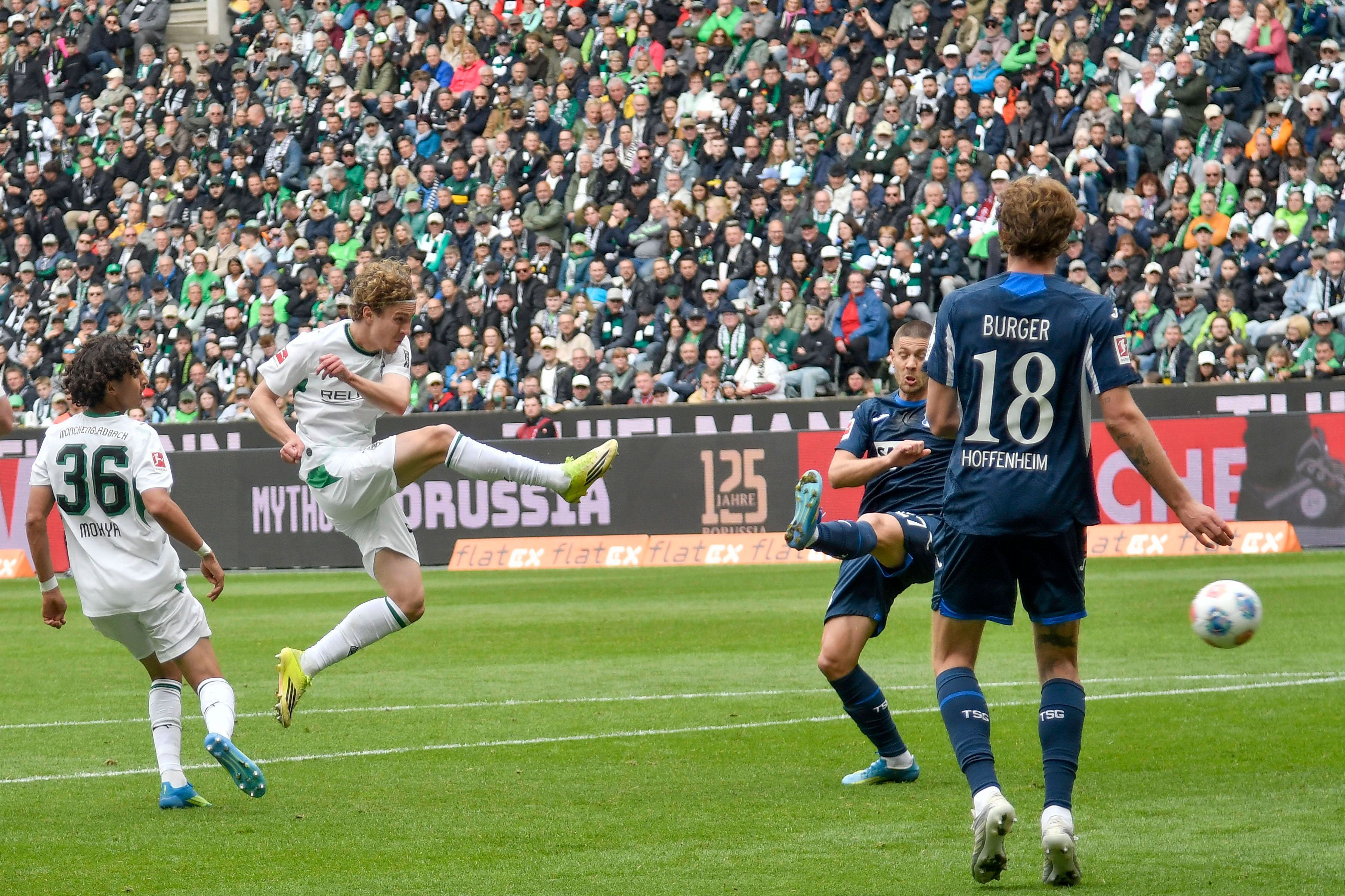 Hugo Bolin schießt den Ball ins Tor.