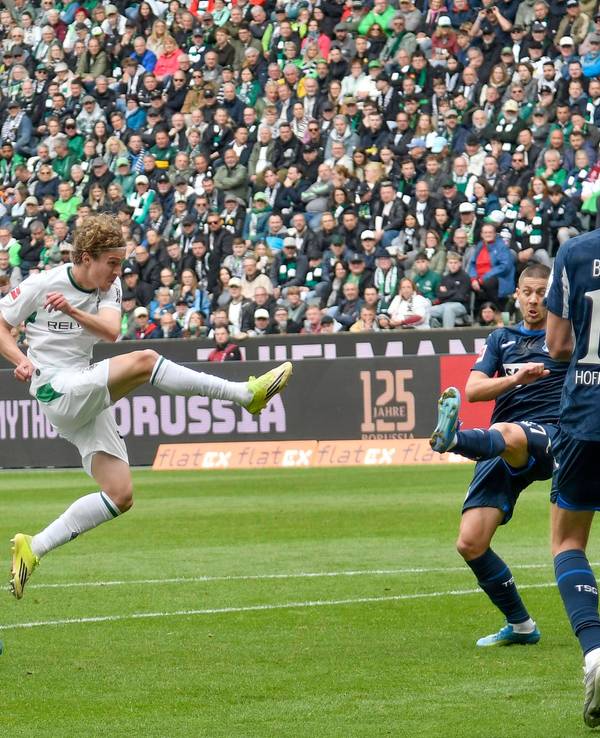 Hugo Bolin schießt den Ball ins Tor.