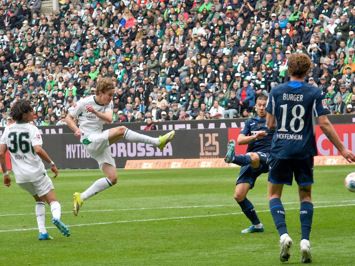Hugo Bolin schießt den Ball ins Tor.