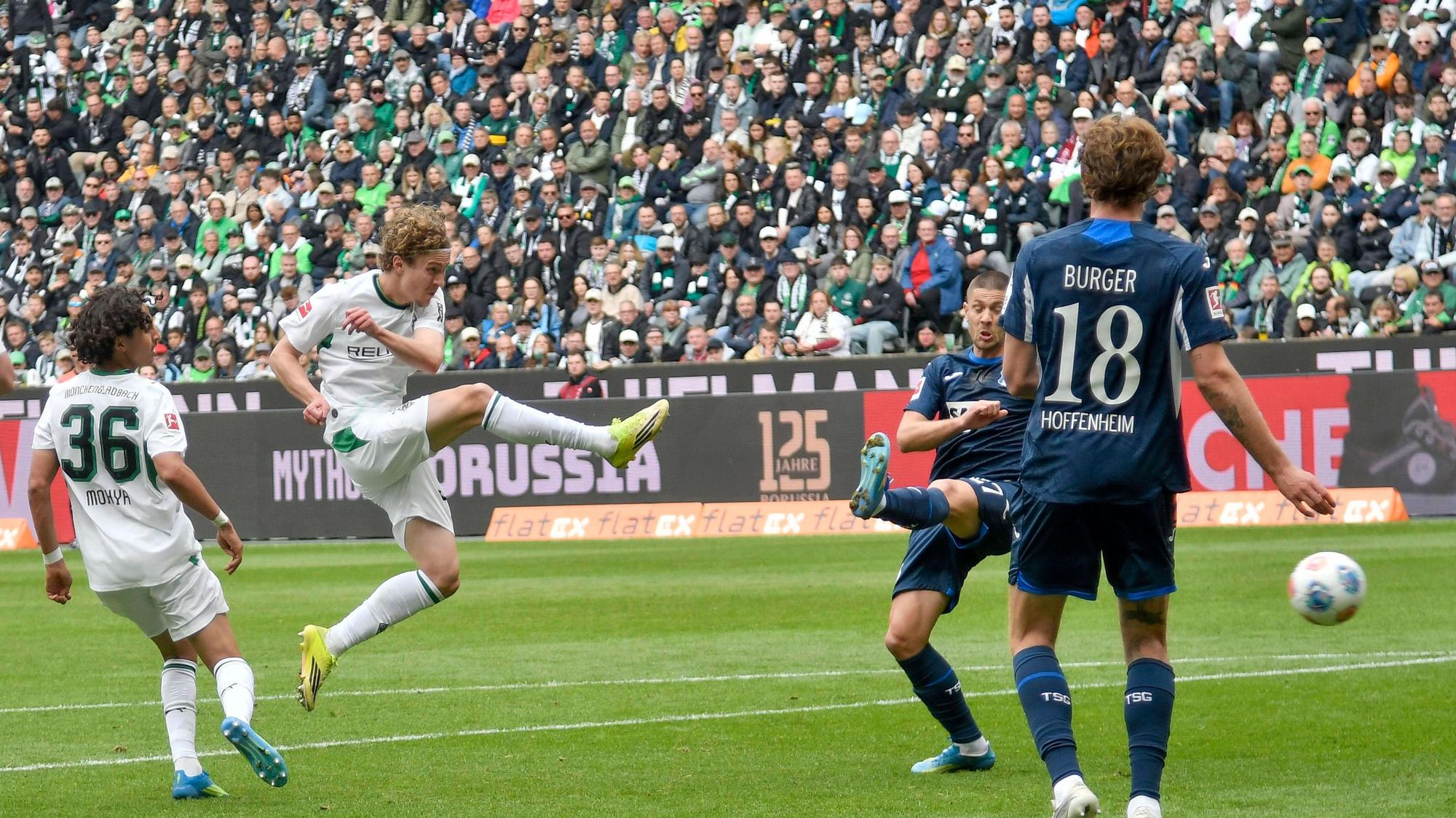 Hugo Bolin schießt den Ball ins Tor.