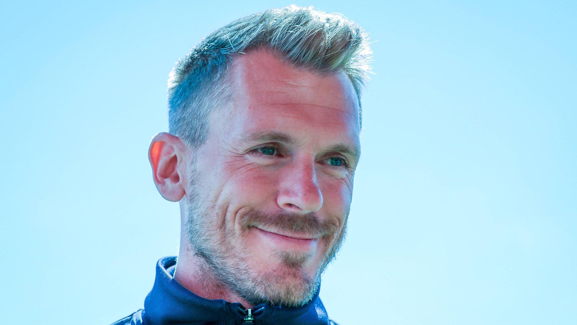 Torwart Daniel Batz lächelt.