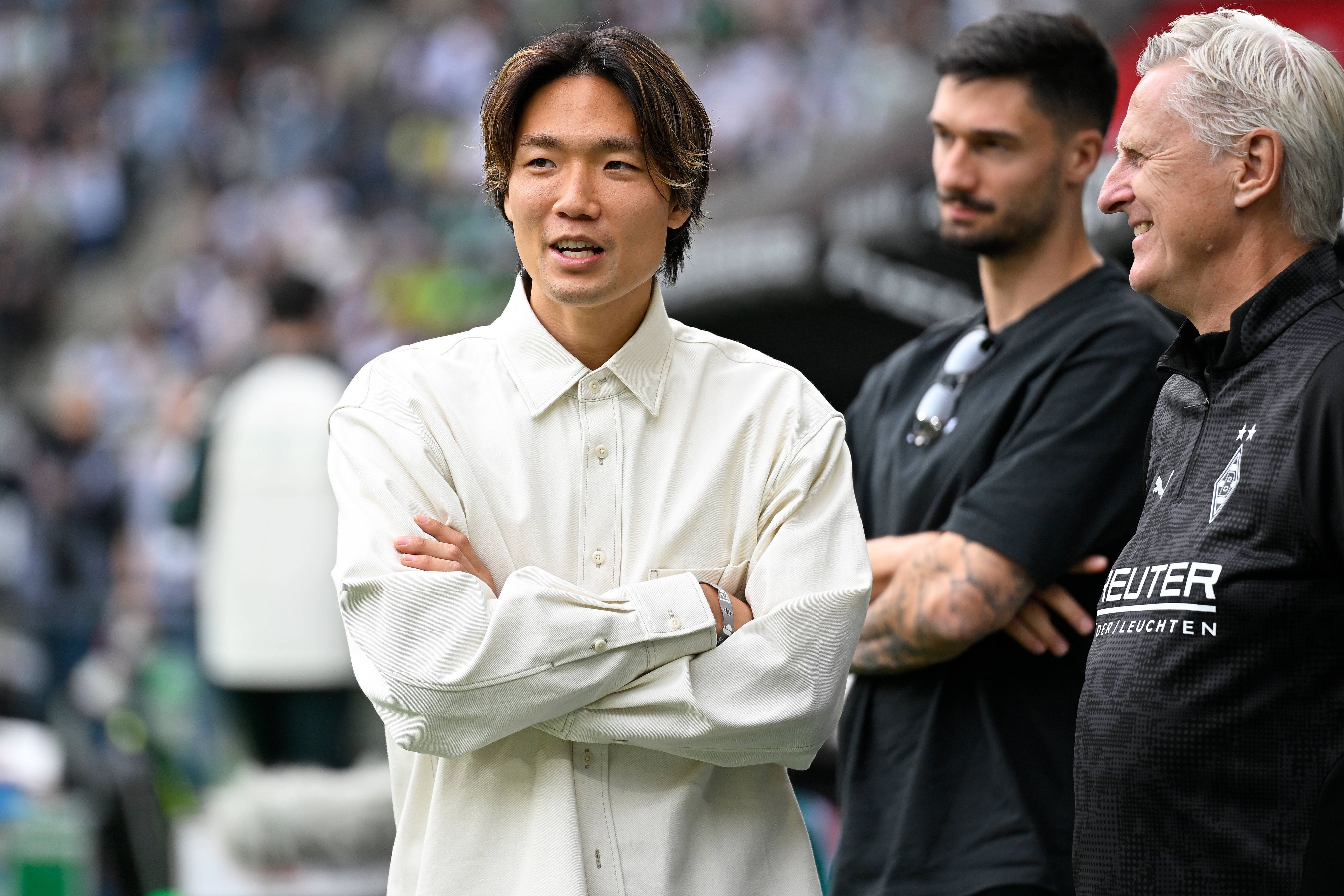 Ko Itakura steht mit verschränkten Armen im Borussia-Park.