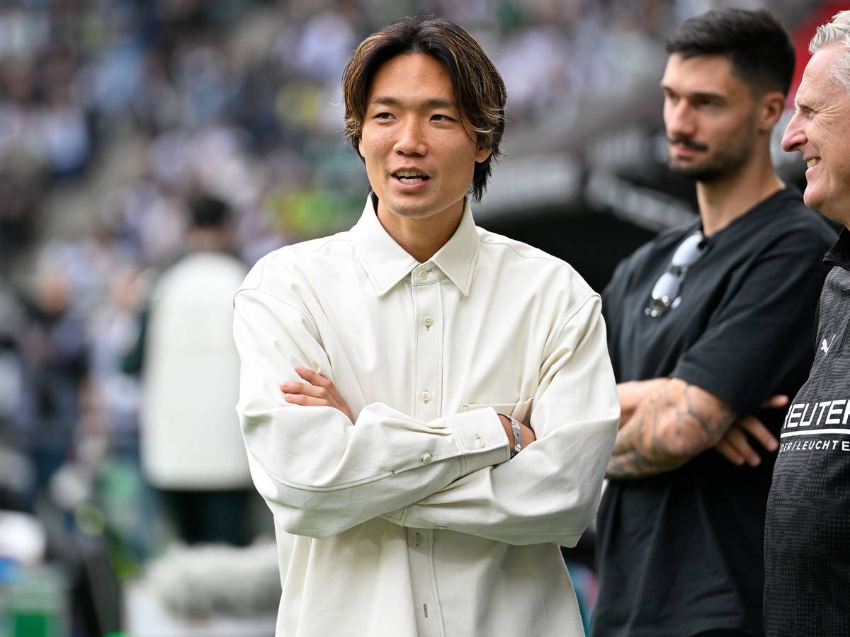 Ko Itakura steht mit verschränkten Armen im Borussia-Park.