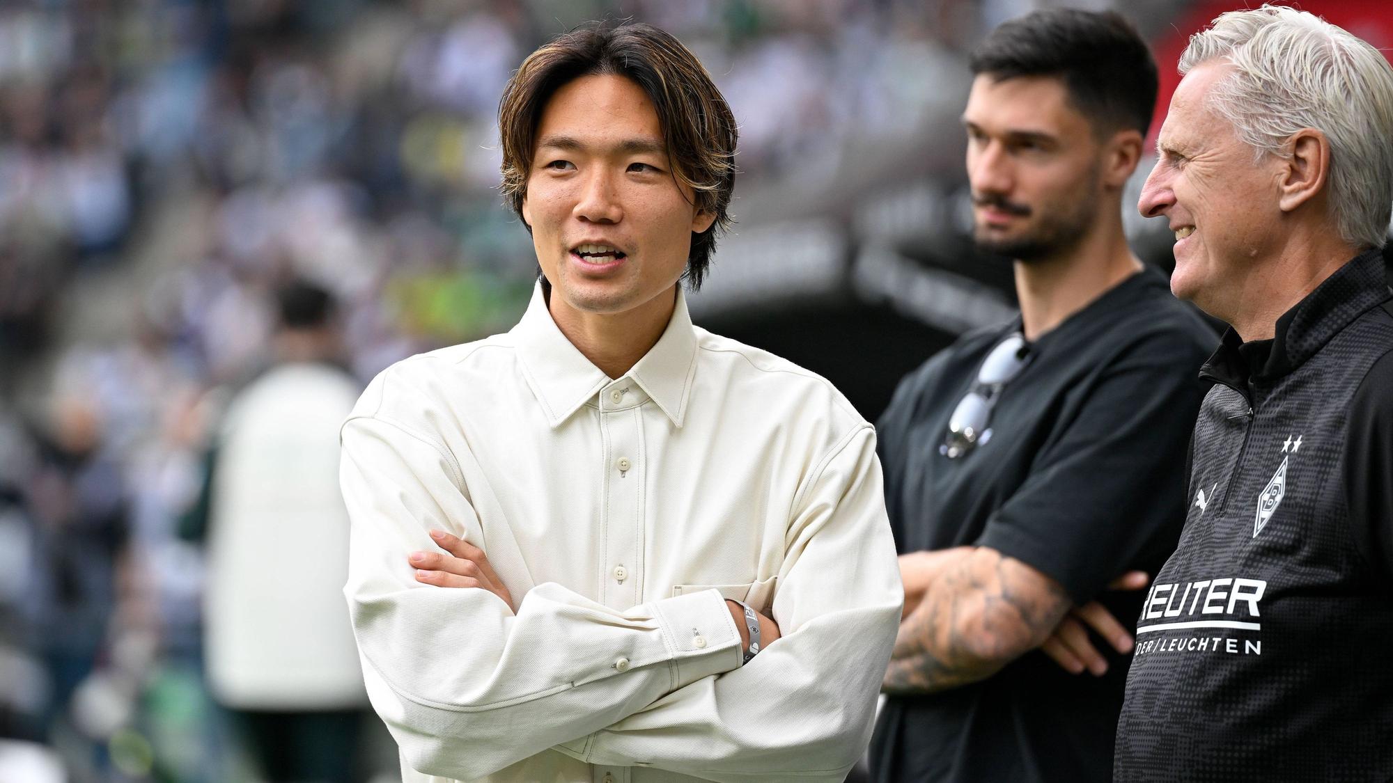 Ko Itakura steht mit verschränkten Armen im Borussia-Park.