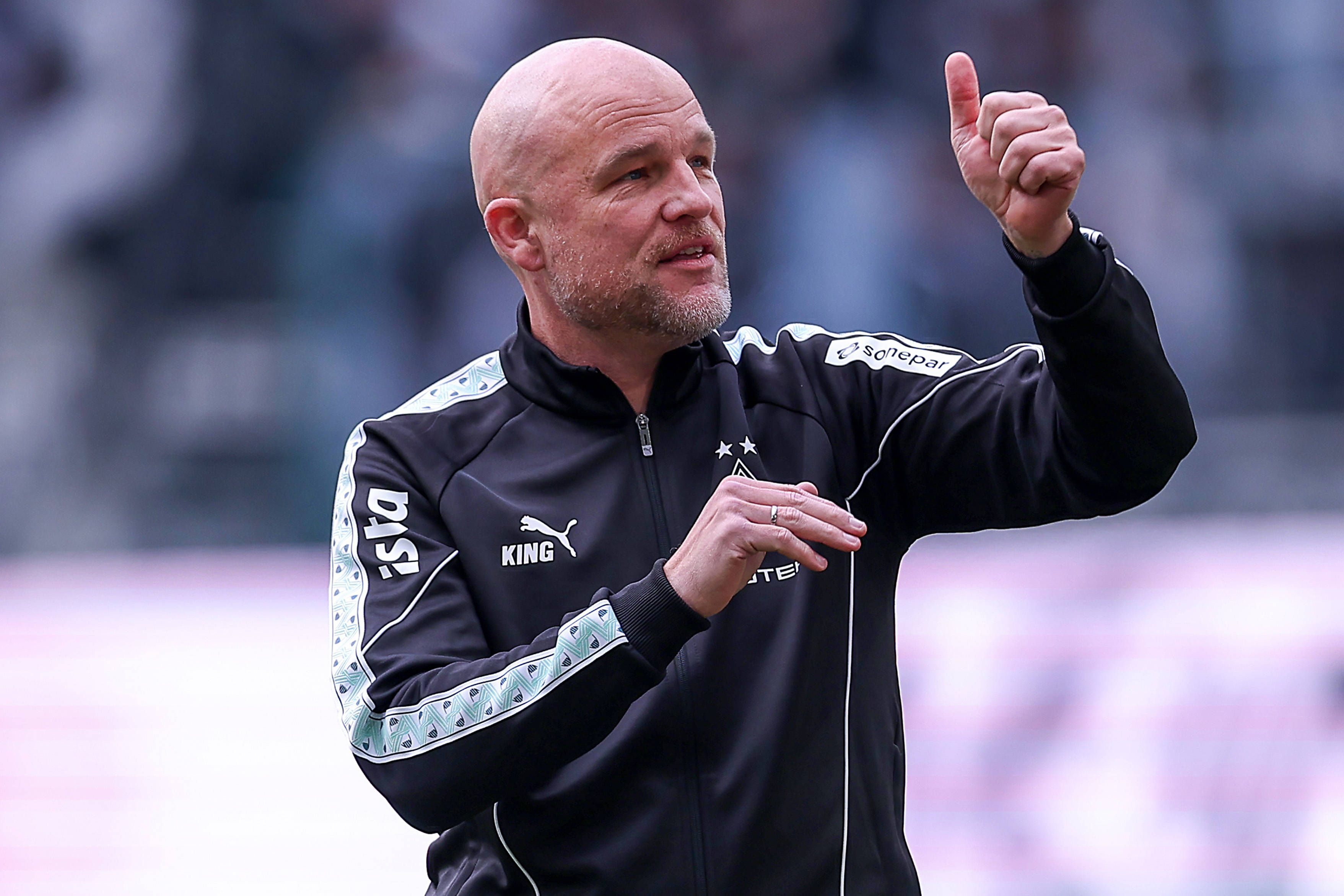 Rouven Schröder zeigt im Stadion einen Daumen nach oben.