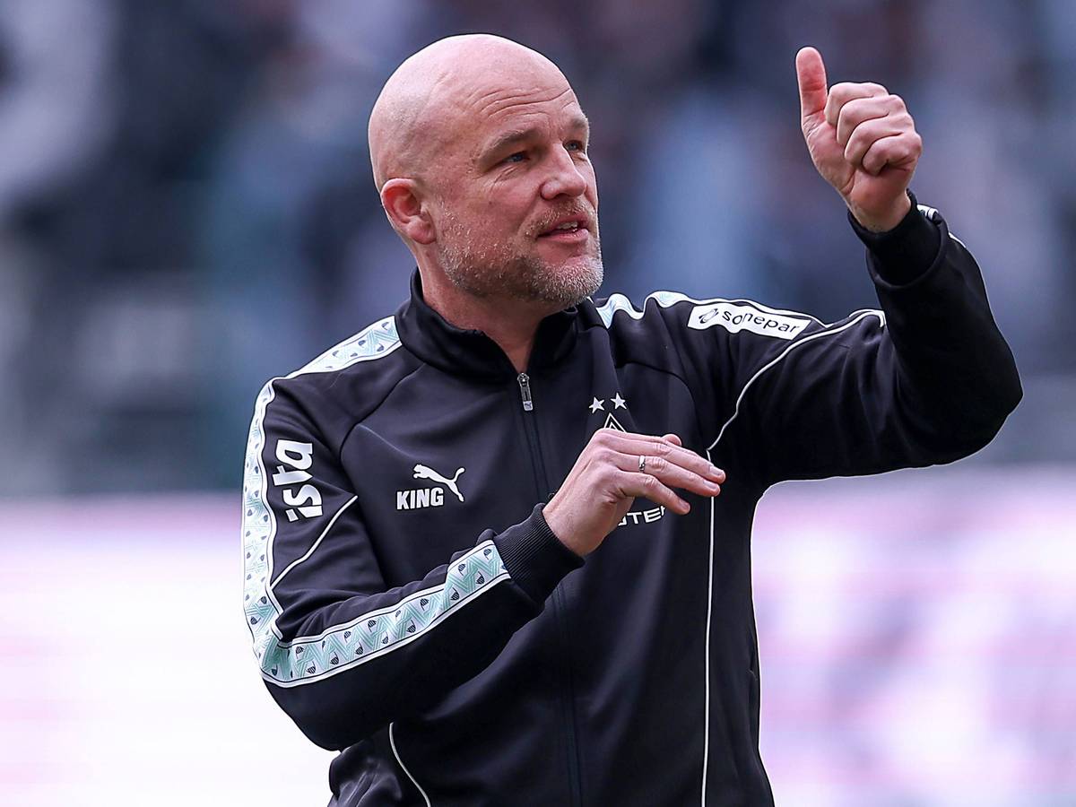 Rouven Schröder zeigt im Stadion einen Daumen nach oben.