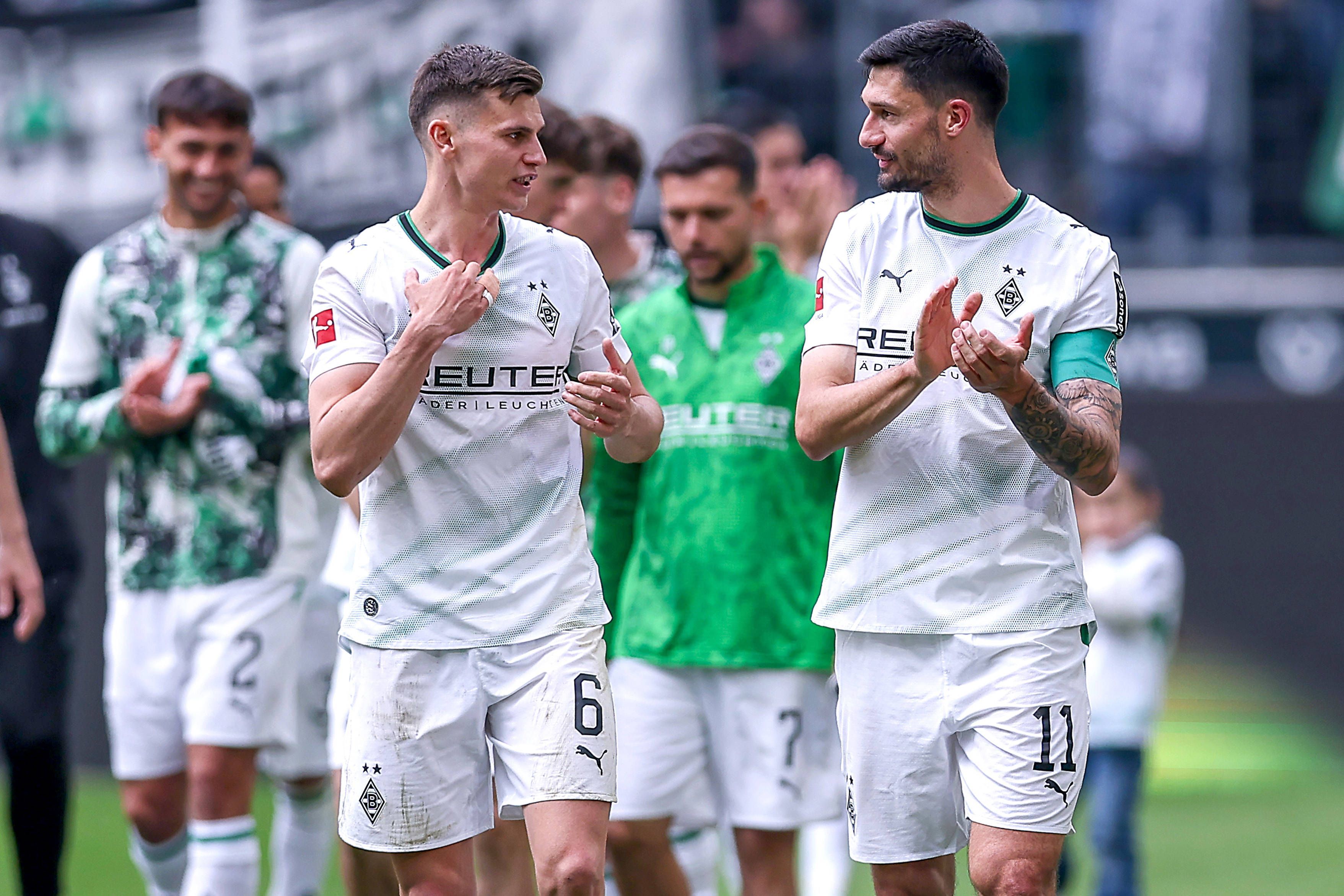 Yannik Engelhardt und Tim Kleindienst unterhalten sich nach dem Spiel auf dem Platz.