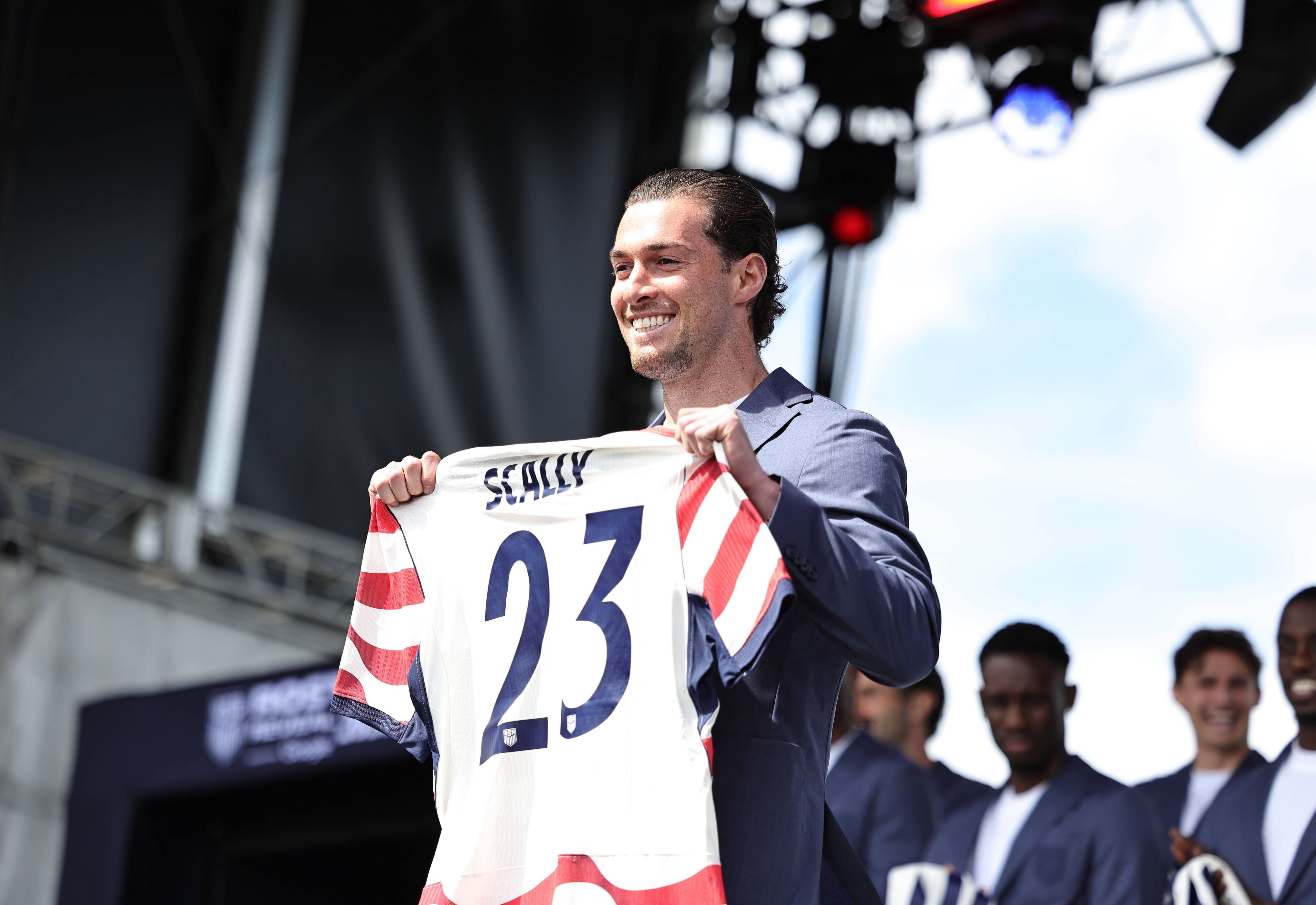 Gladbach-Verteidiger Joe Scally präsentiert sein US-Trikot.