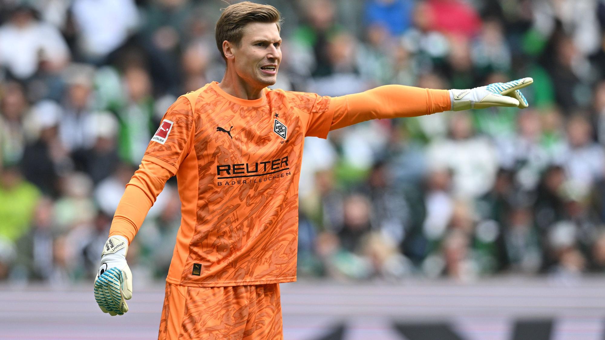 Gladbach-Torwart Moritz Nicolas gestikuliert während einer Bundesliga-Partie.