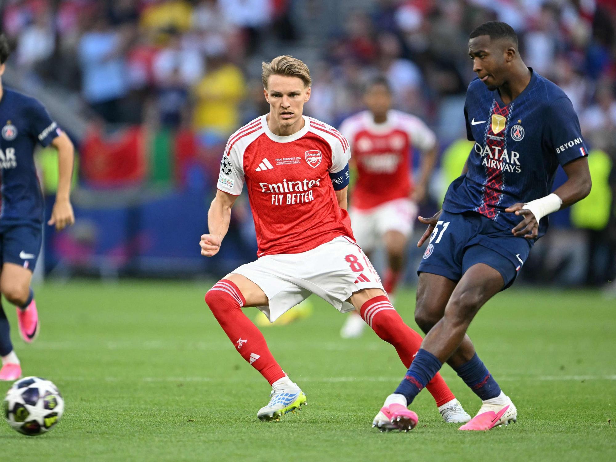 Willian Pacho wird von Martin Ödegaard unter Druck gesetzt.