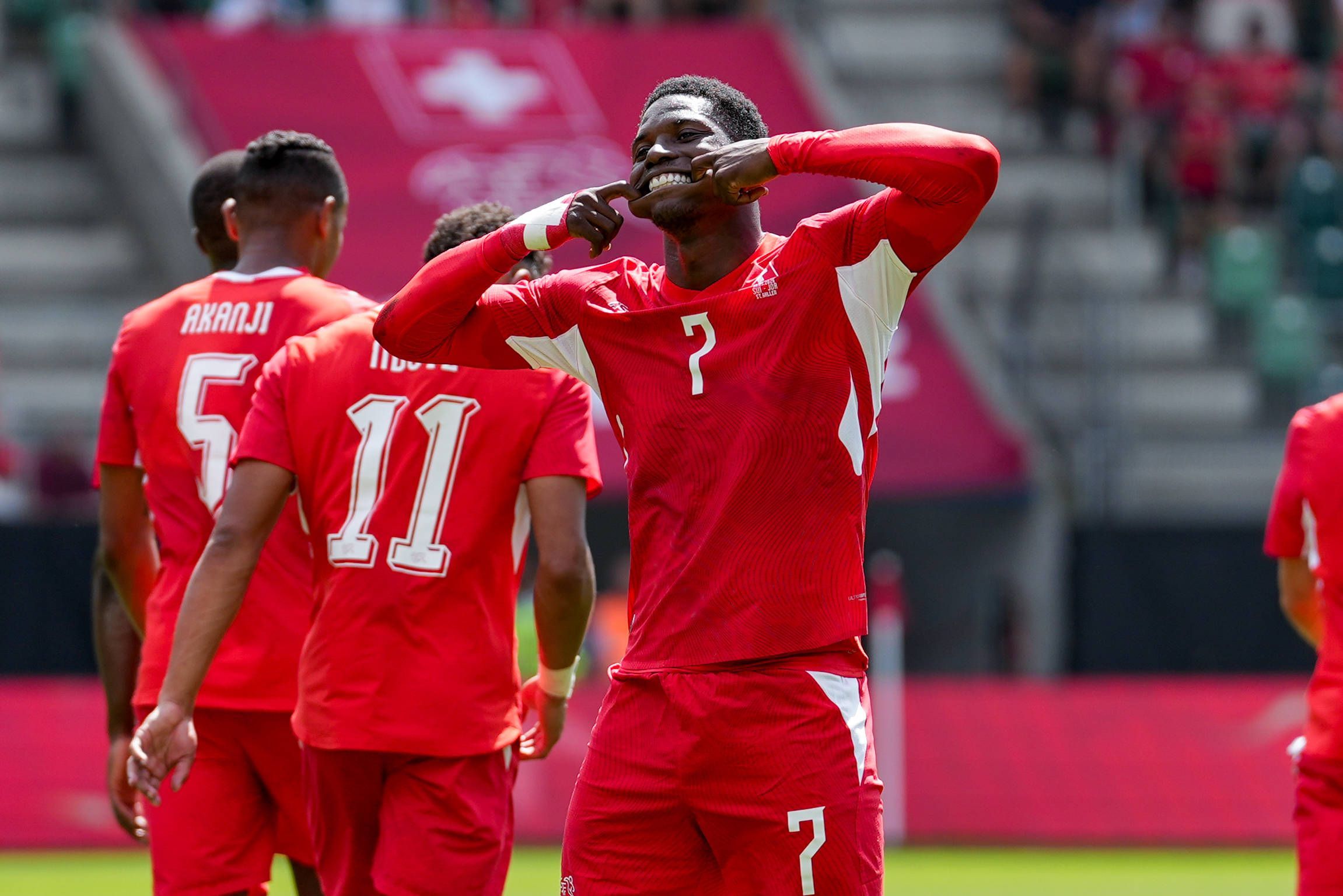 Breel Embolo jubelt mit Grinse-Grimasse.