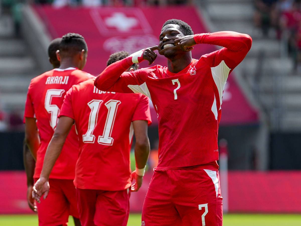 Breel Embolo jubelt mit Grinse-Grimasse.