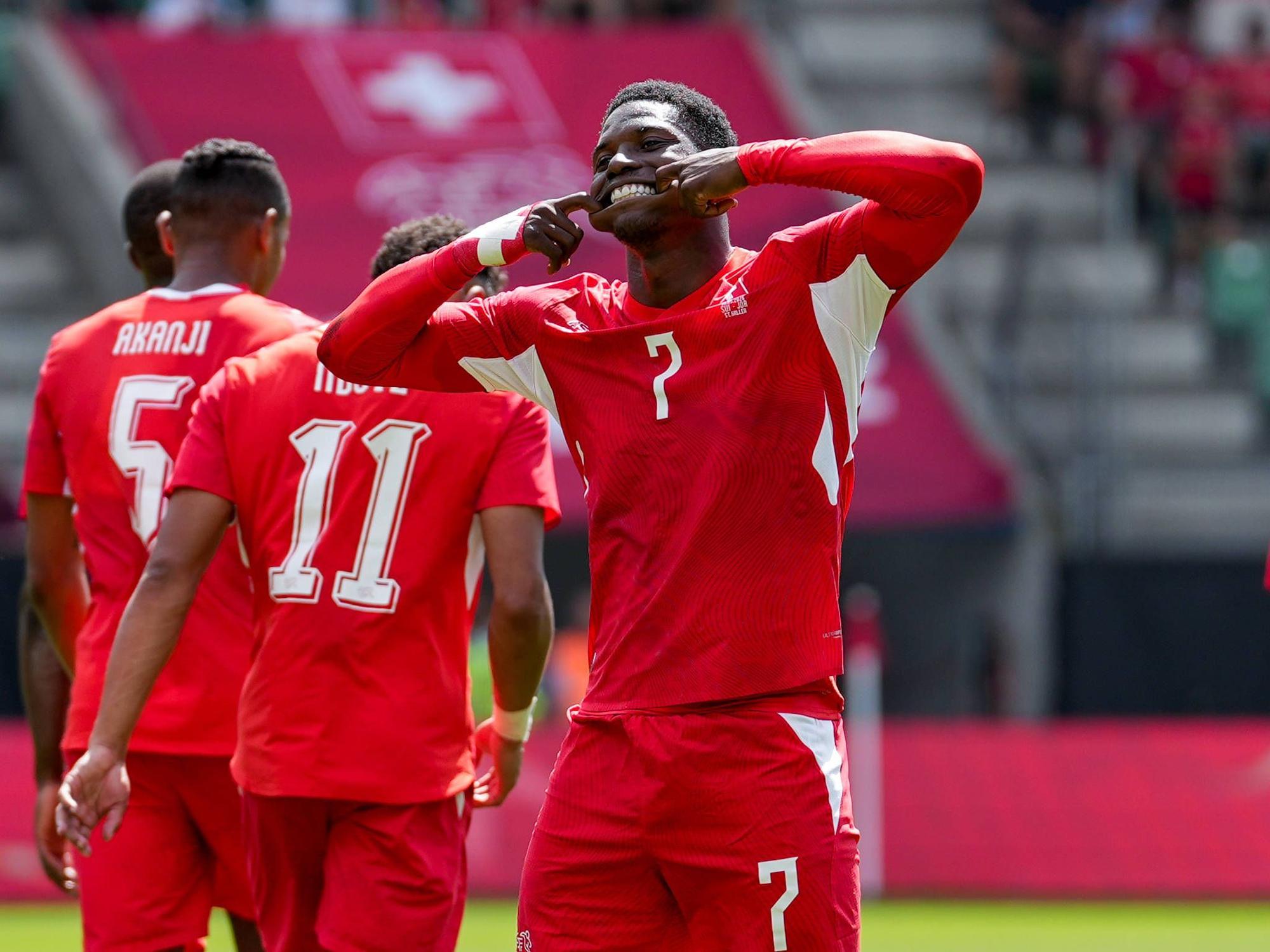 Breel Embolo jubelt mit Grinse-Grimasse.