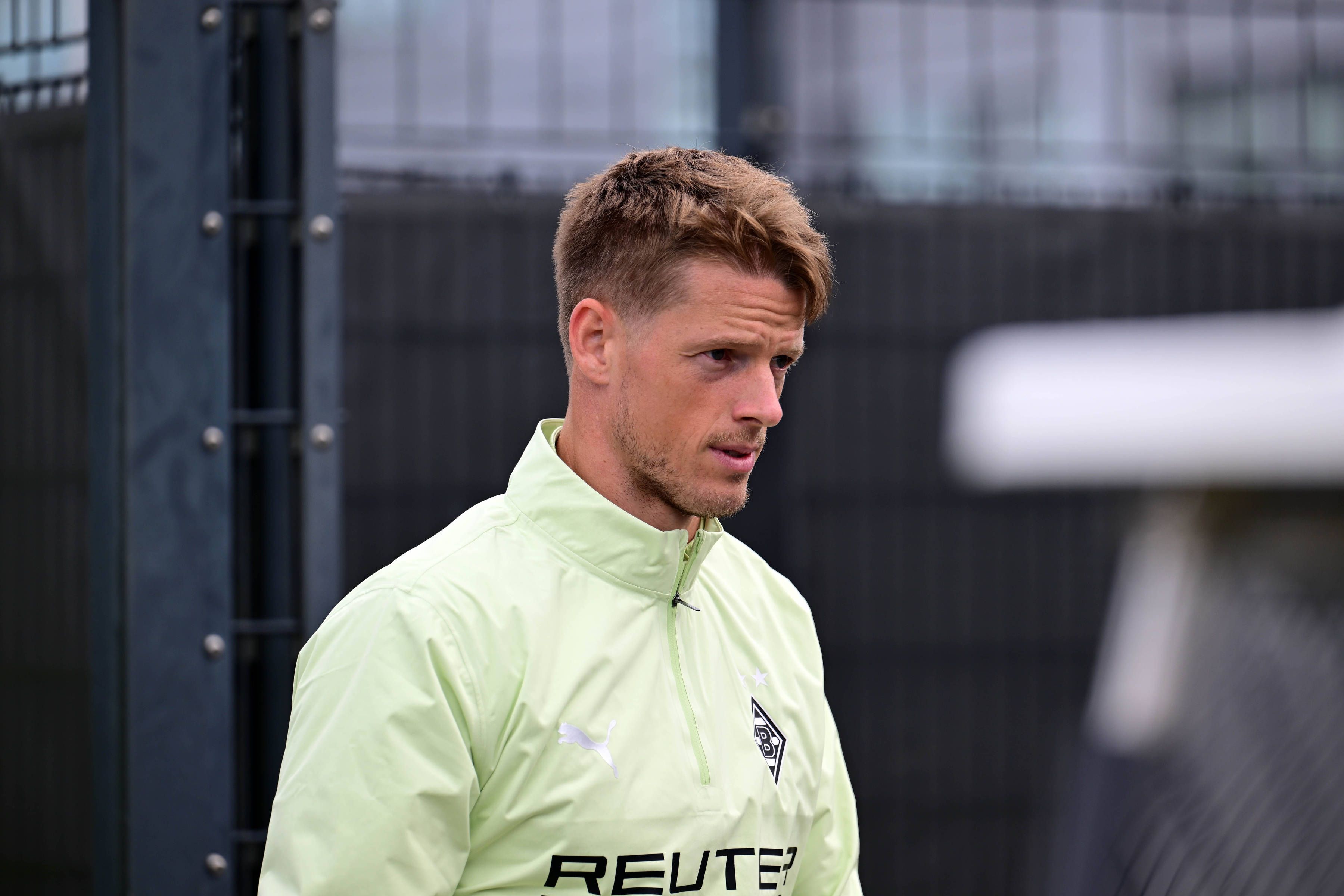 Jonas Omlin in hellgrüner Trainingsjacke
