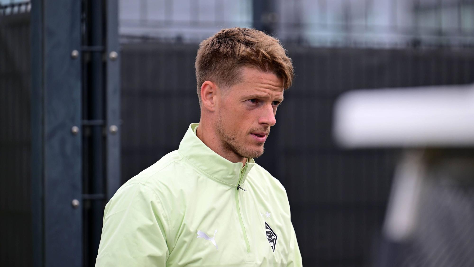Jonas Omlin in hellgrüner Trainingsjacke