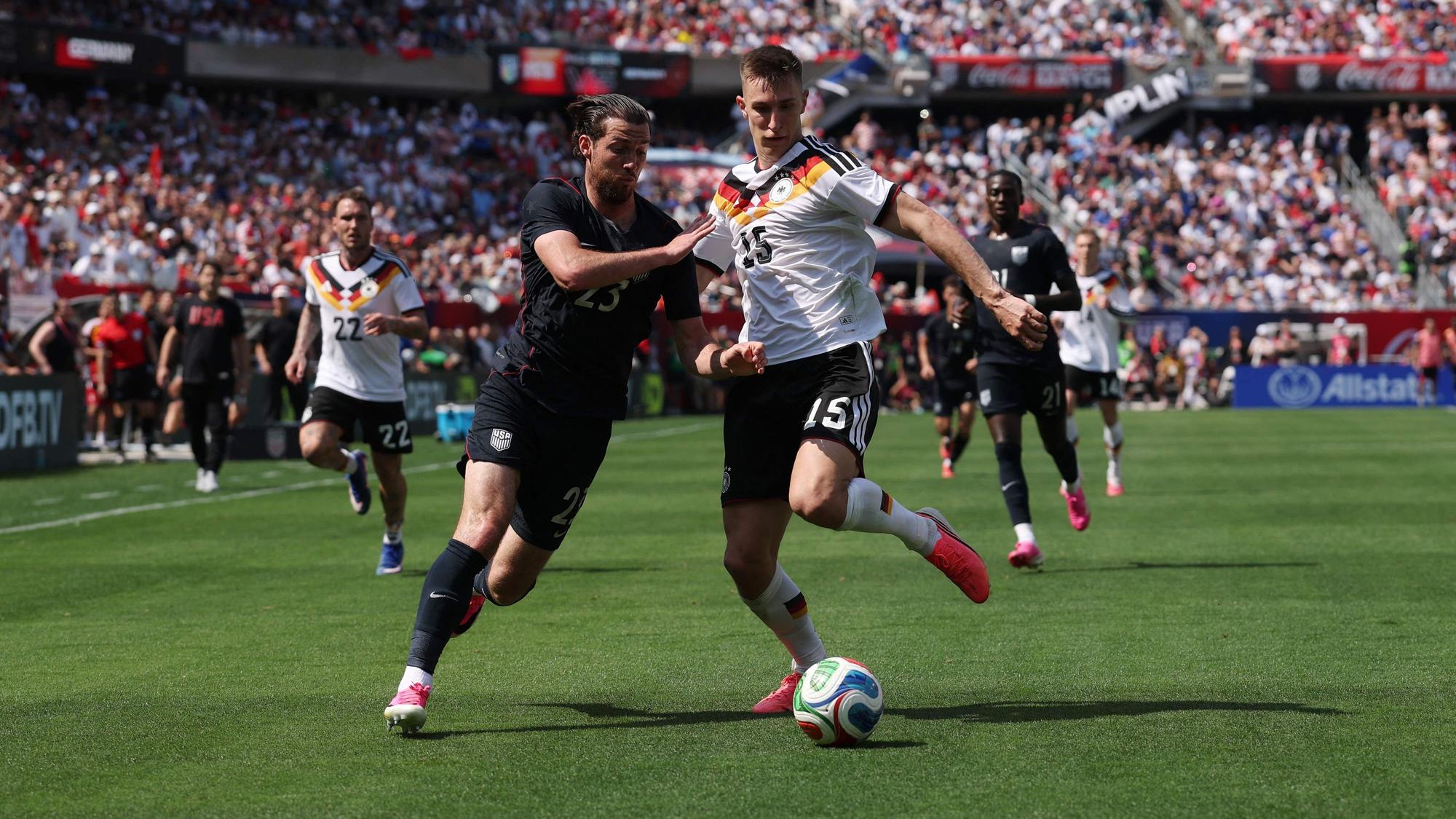 Zweikampf zwischen Joe Scally und Nico Schlotterbeck.
