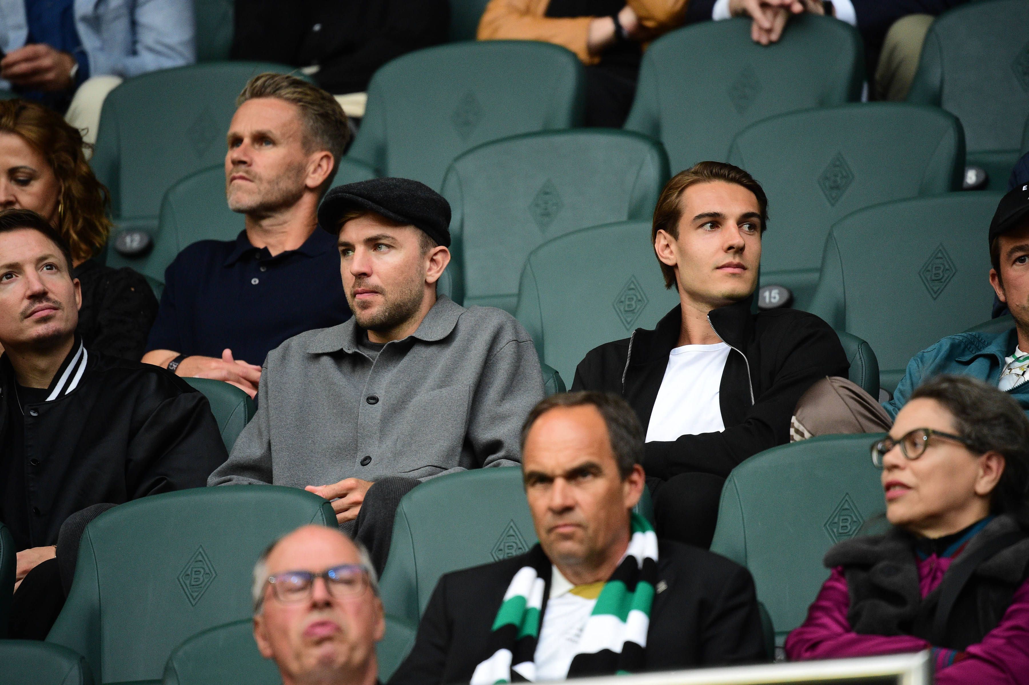 Christoph Kramer und Florian Neuhaus auf der Tribüne bei Borussia Mönchengladbach.