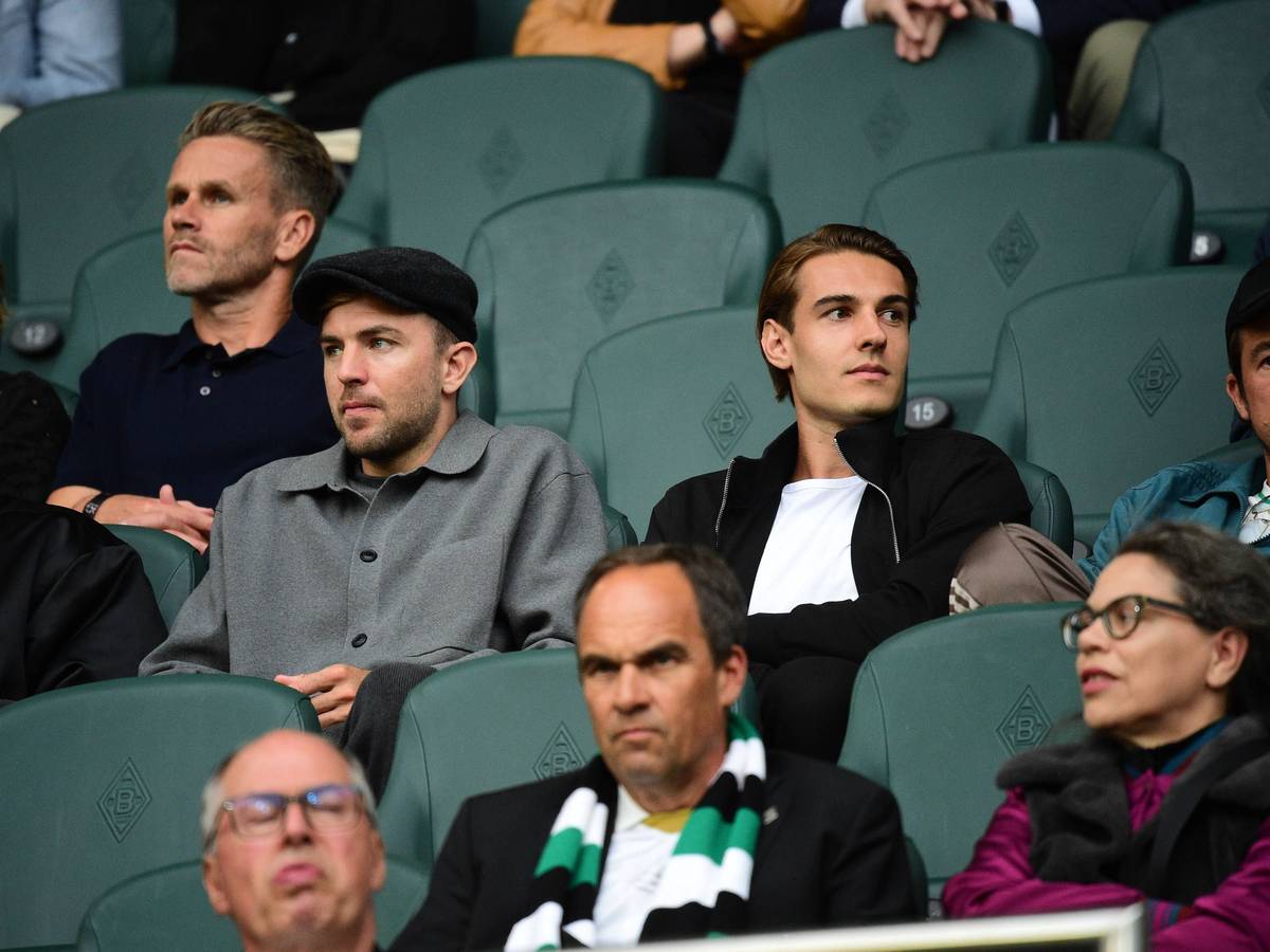 Christoph Kramer und Florian Neuhaus auf der Tribüne bei Borussia Mönchengladbach.