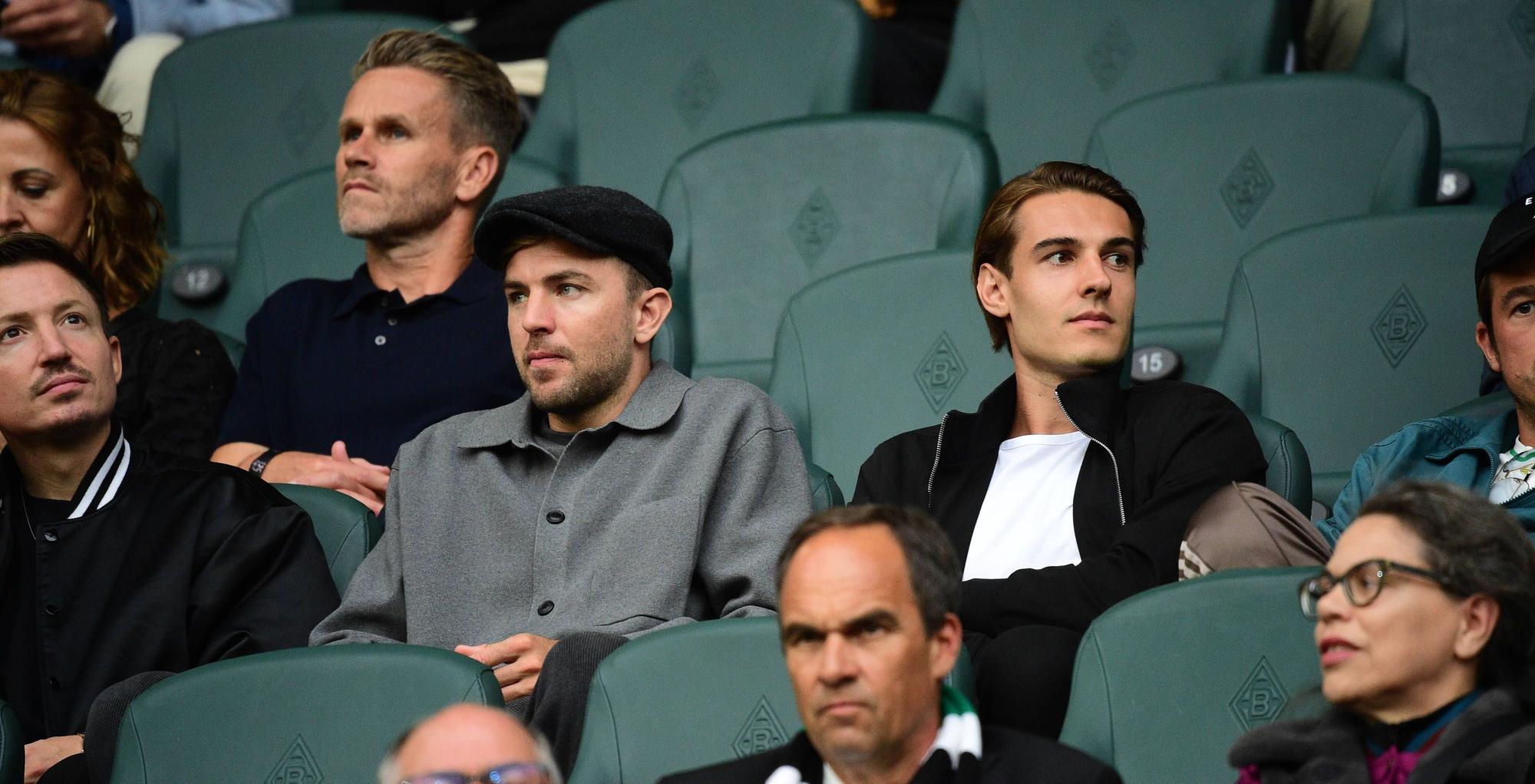 Christoph Kramer und Florian Neuhaus auf der Tribüne bei Borussia Mönchengladbach.