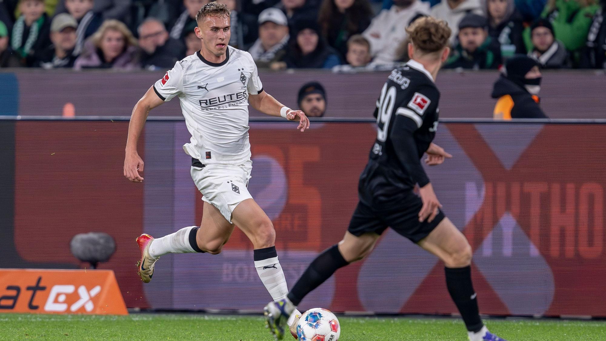 Jan Urbich (Bor. Mönchengladbach) läuft mit dem Ball am Fuß.