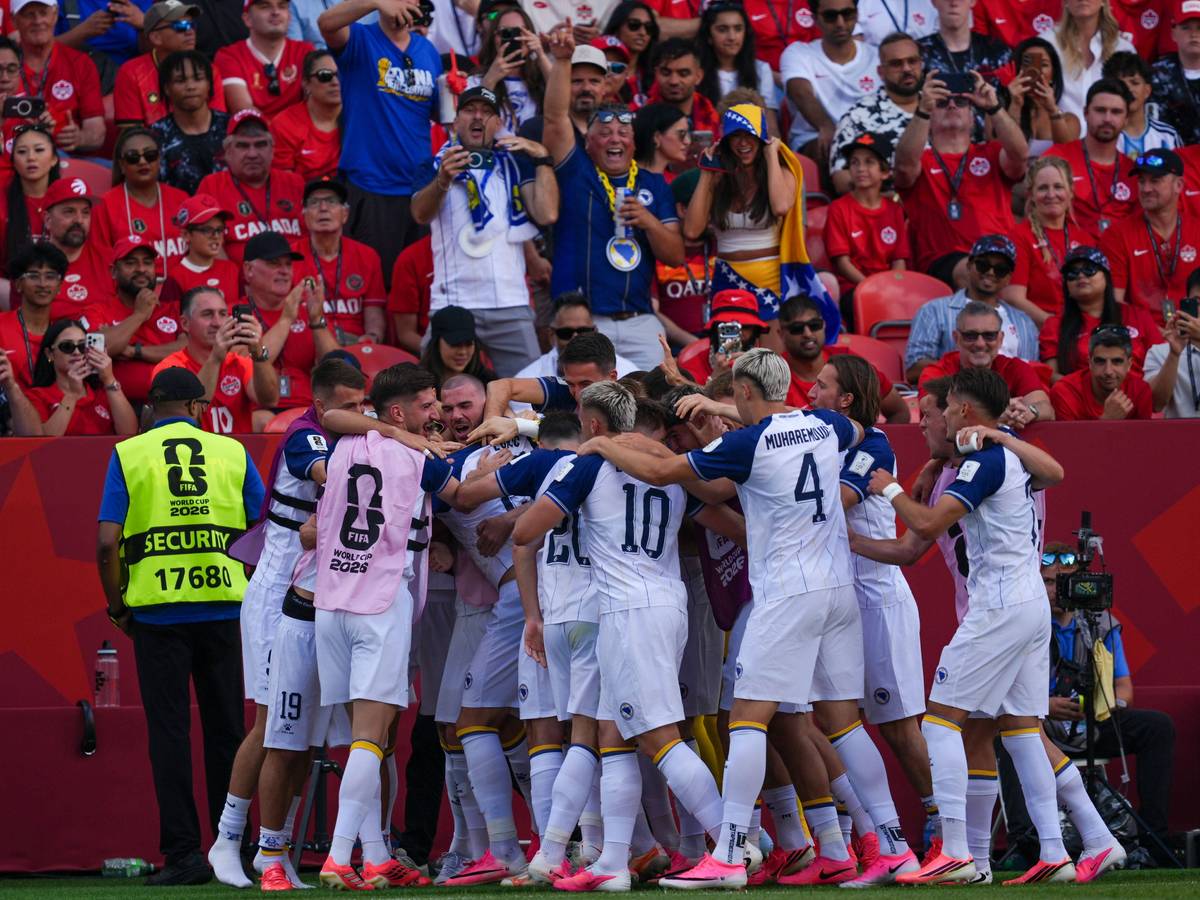 Die Mannschaft von Bosnien-Herzegowina jubelt beim Spiel gegen Kanada.