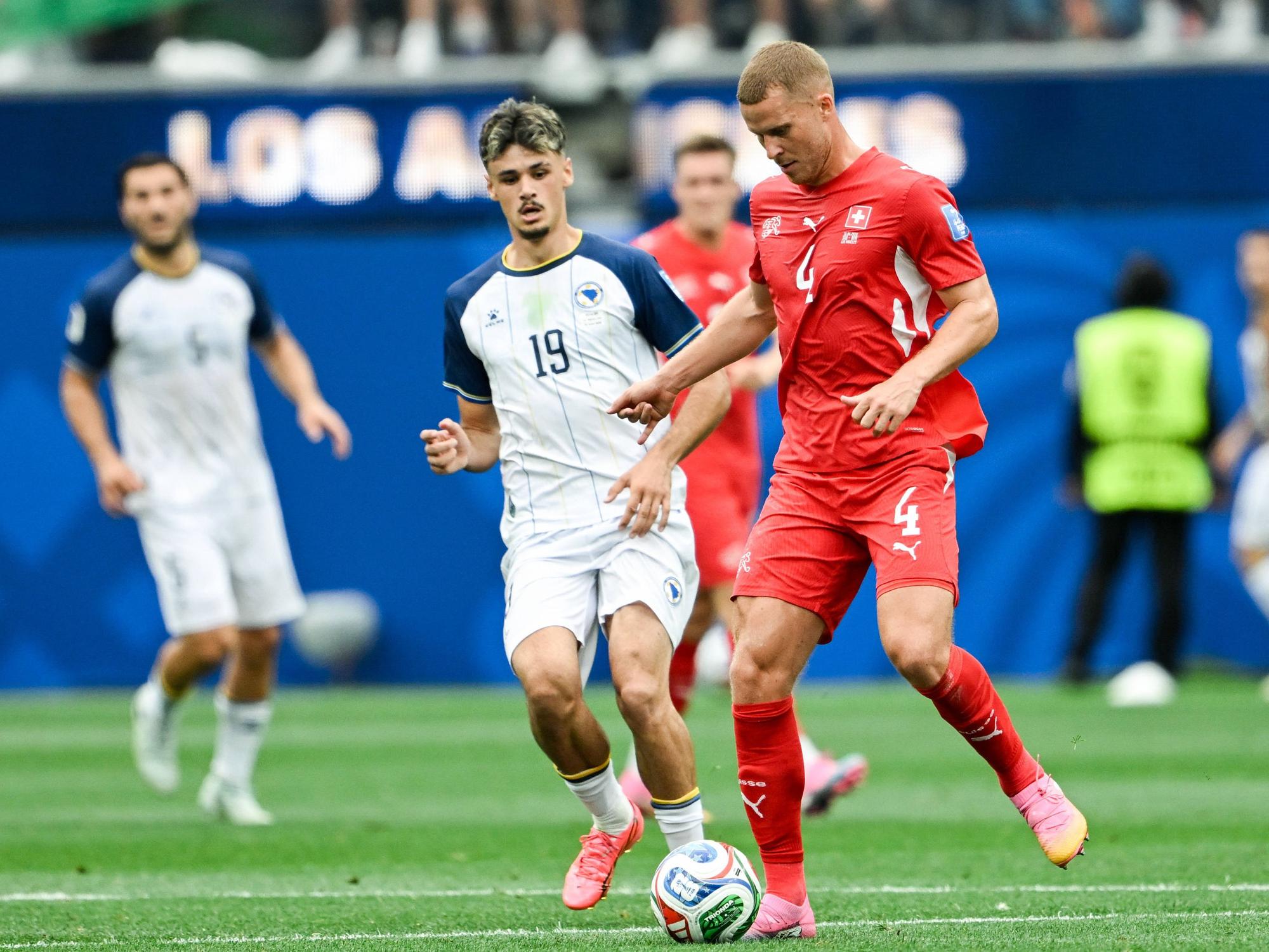 Nico Elvedi im Duell mit Kerim Alajbegovic.