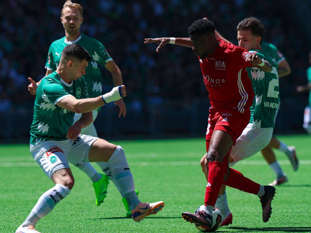 Keasse Bah stürmt am Ball auf die Abwehr von St. Gallen zu