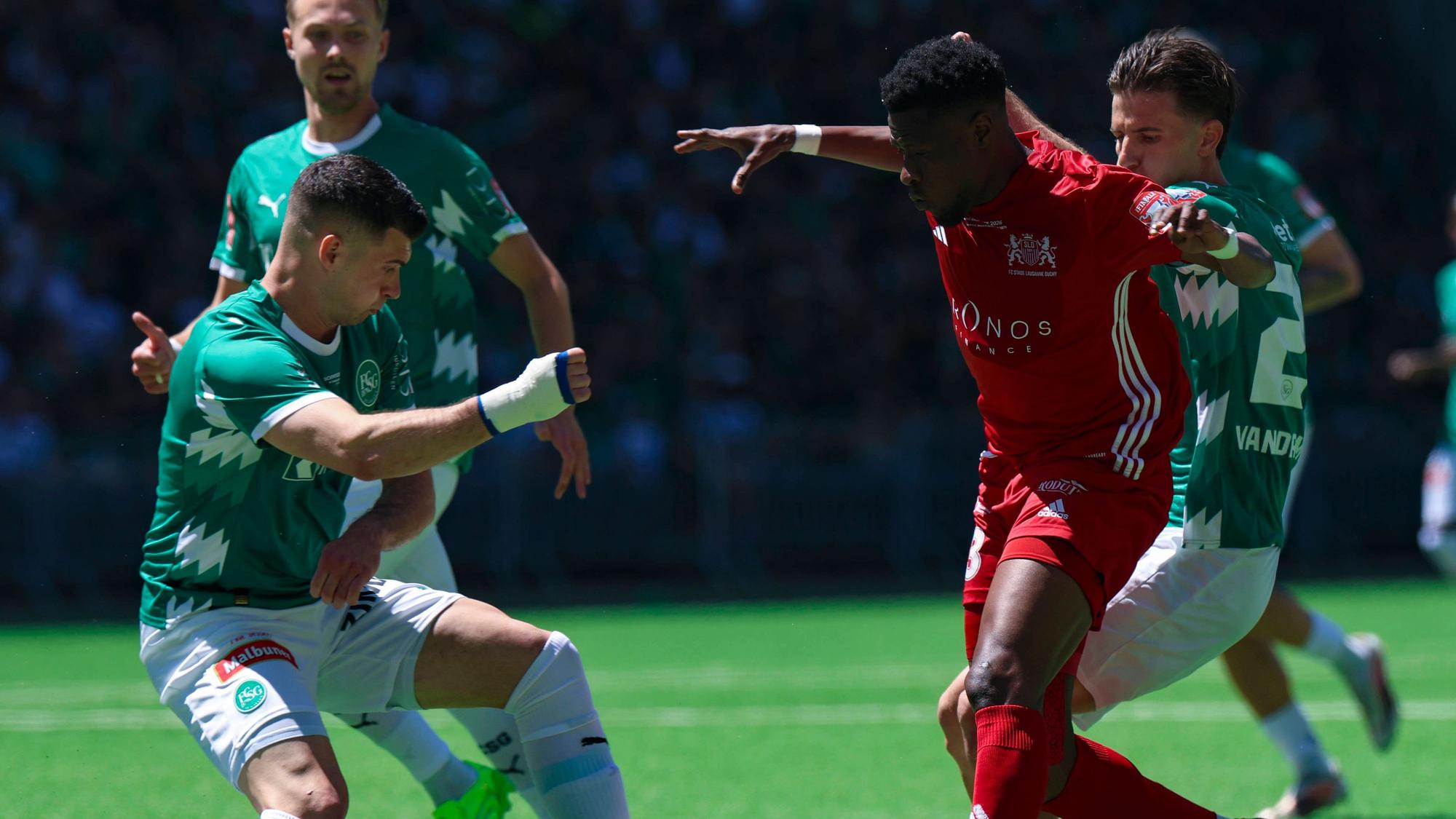 Keasse Bah stürmt am Ball auf die Abwehr von St. Gallen zu