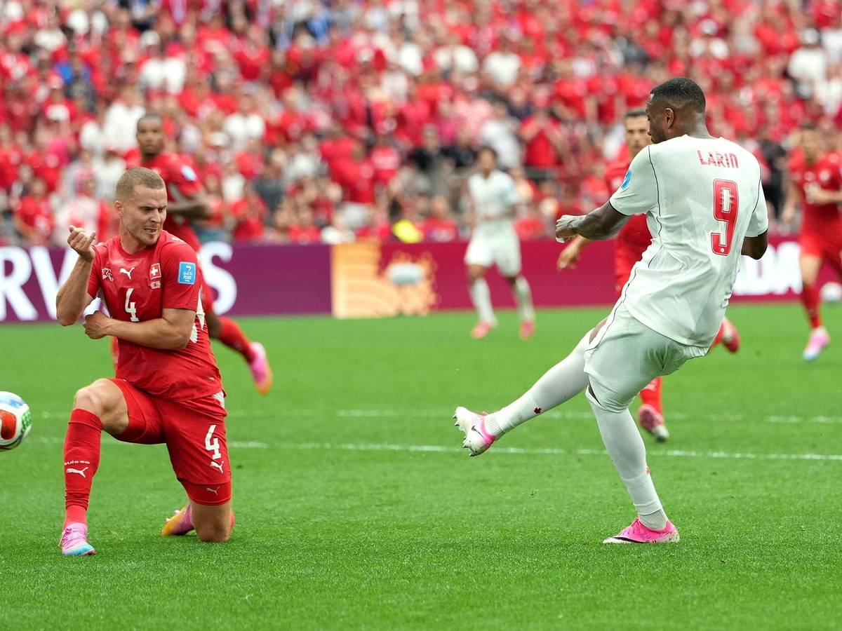 Nico Elvedi verteidigt Cyle Larin.