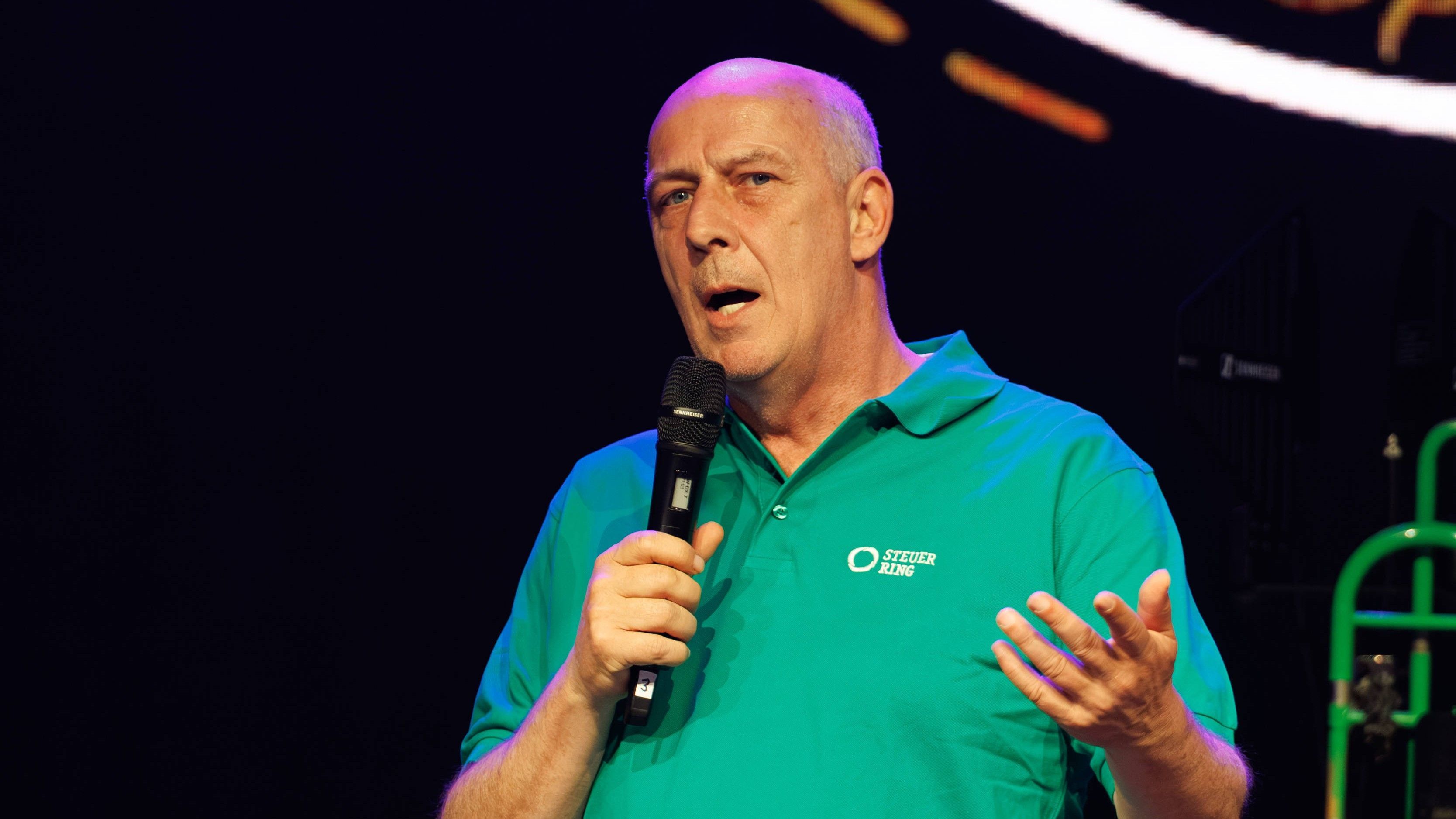 Bei einer Live-Show auf der Bühne: Mario Basler.
