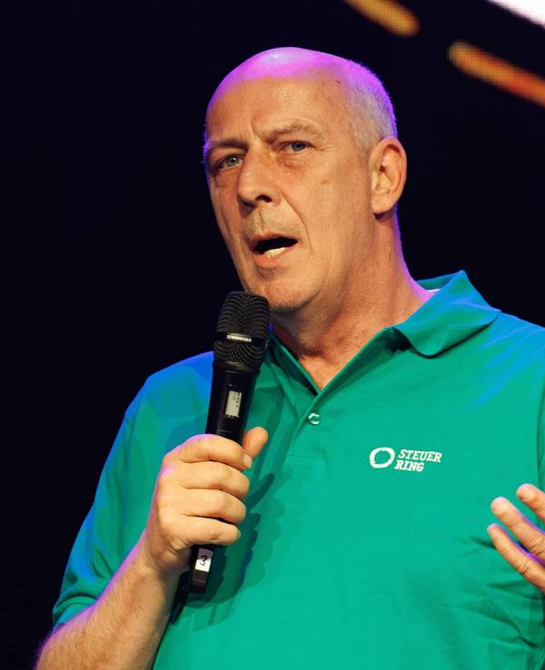 Bei einer Live-Show auf der Bühne: Mario Basler.