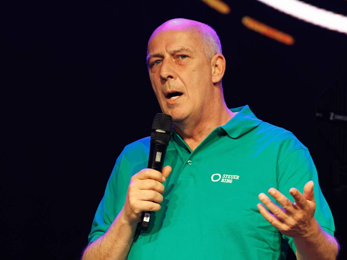 Bei einer Live-Show auf der Bühne: Mario Basler.