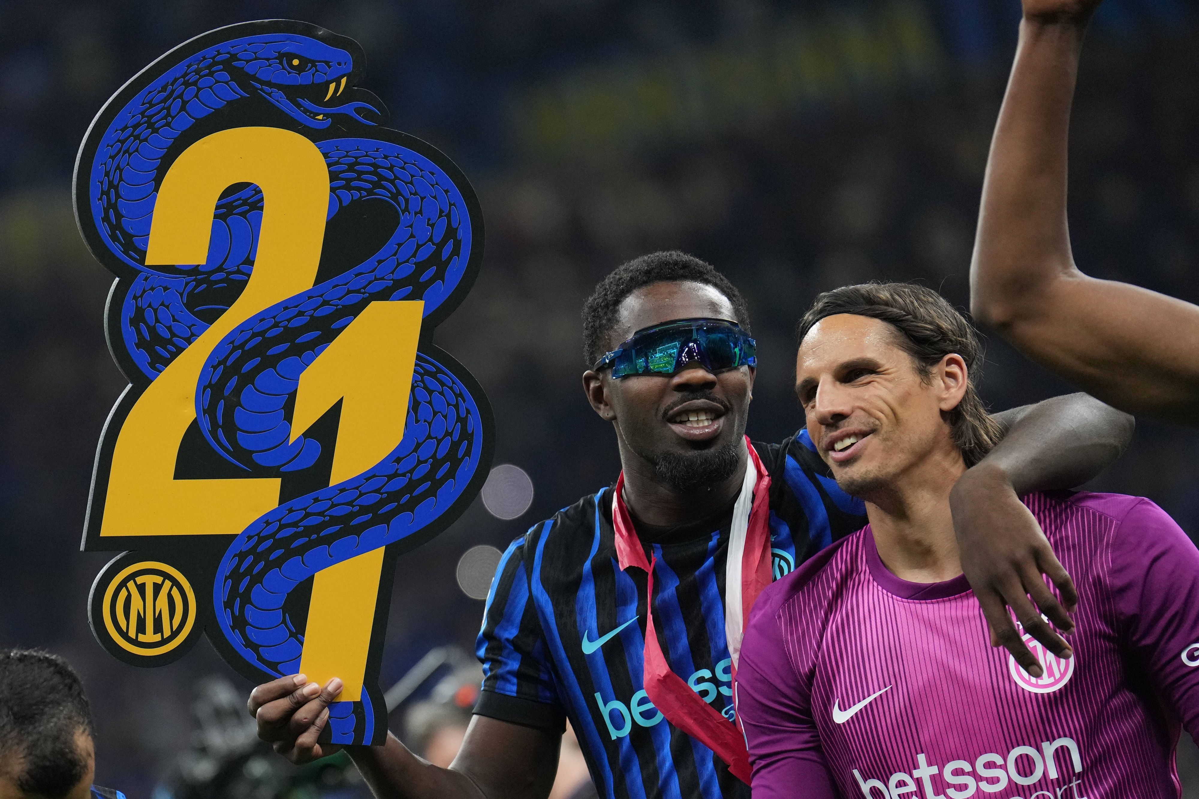 Marcus Thuram und Yann Sommer feiern den Scudetto.