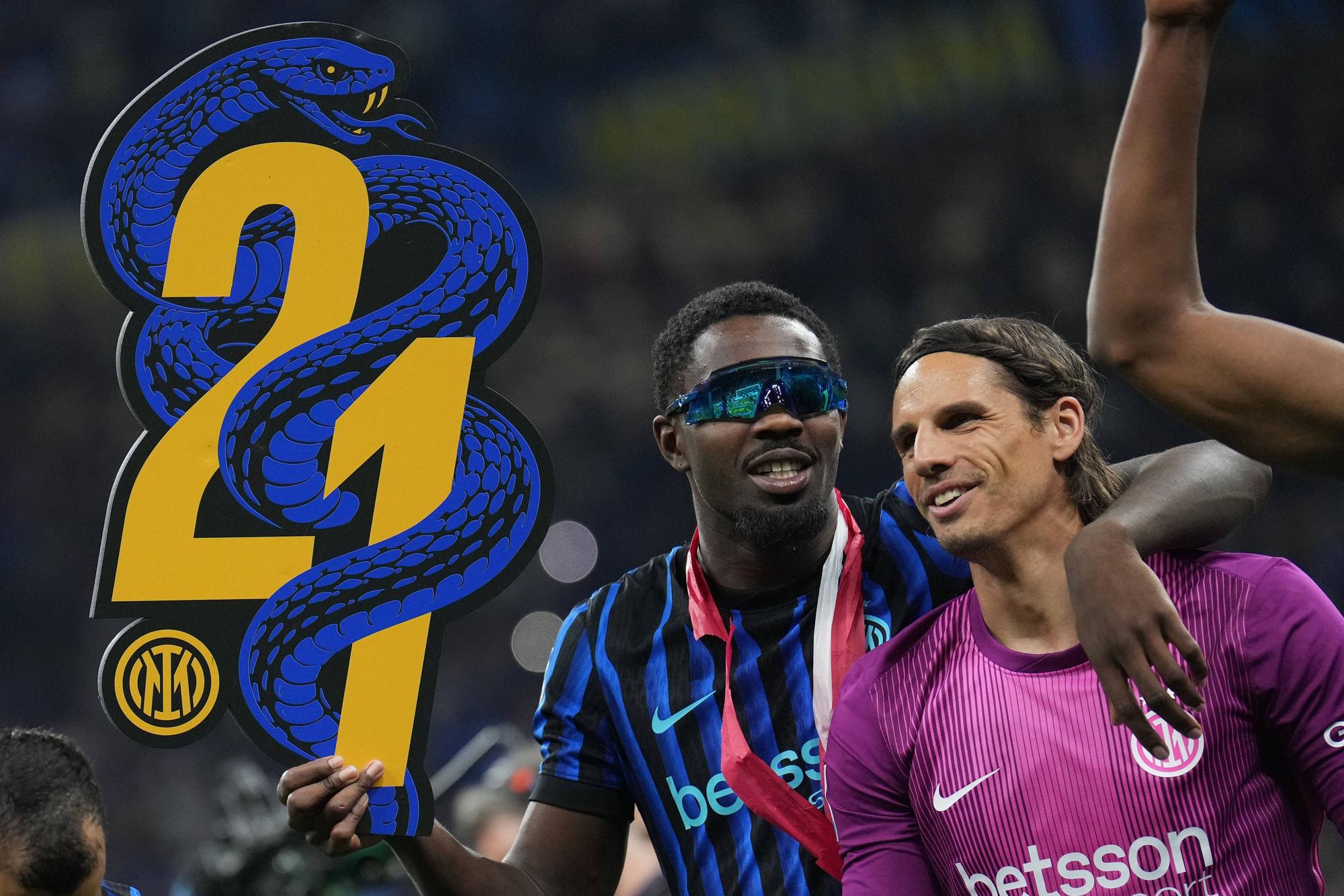 Marcus Thuram und Yann Sommer feiern den Scudetto.