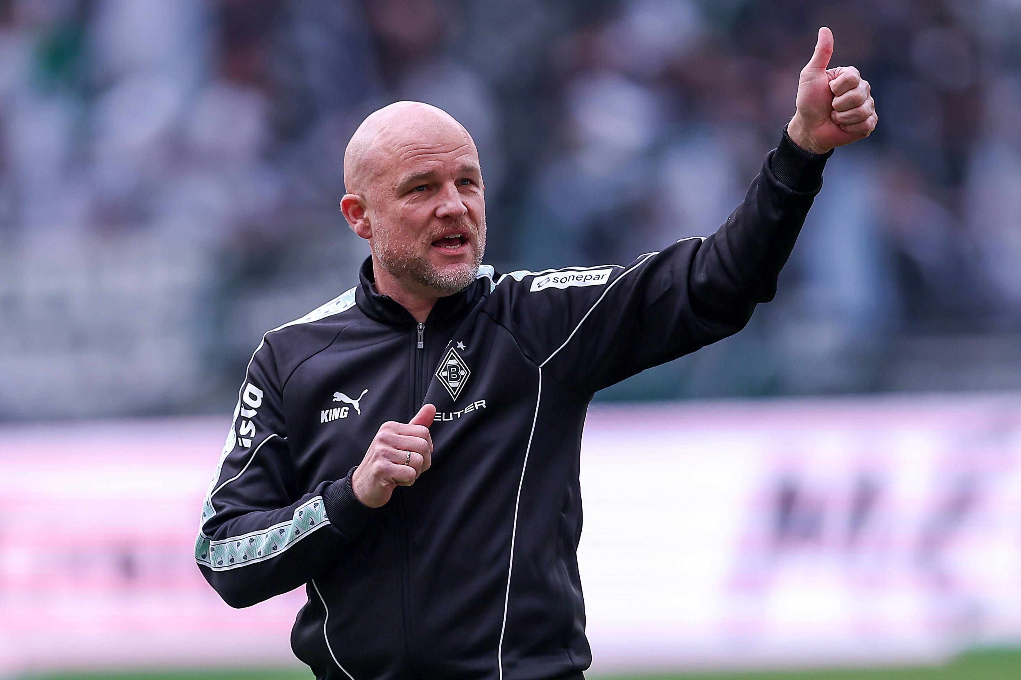 Rouven Schröder zeigt einen Daumen nach oben in Richtung Fans.