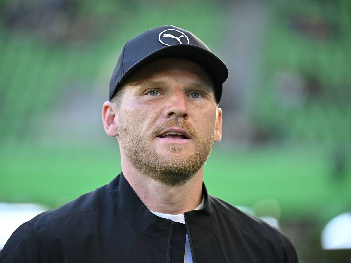 Trainer Eugen Polanski (Borussia Mönchengladbach) ist vor einem Bundesliga-Spiel im Stadion.