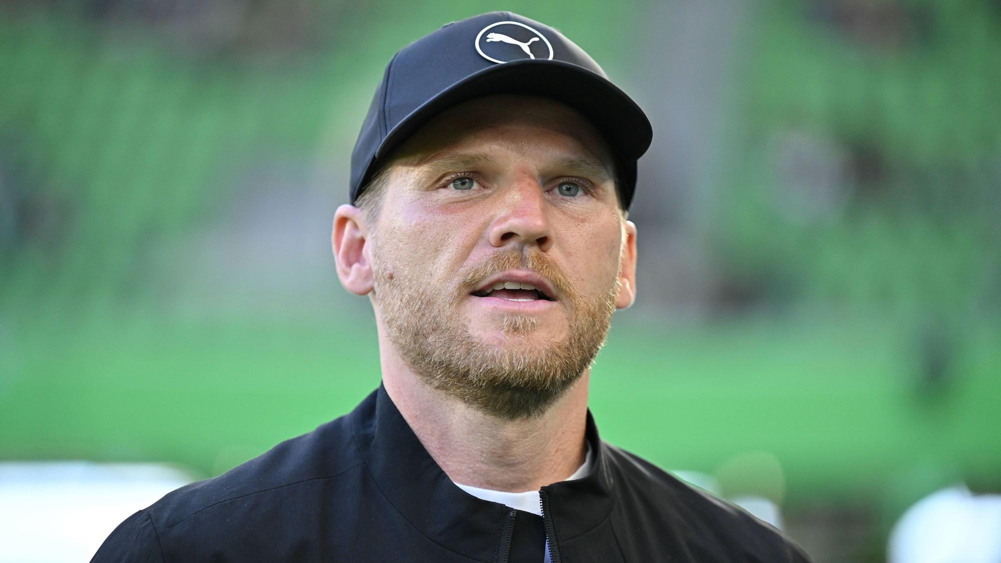 Trainer Eugen Polanski (Borussia Mönchengladbach) ist vor einem Bundesliga-Spiel im Stadion.